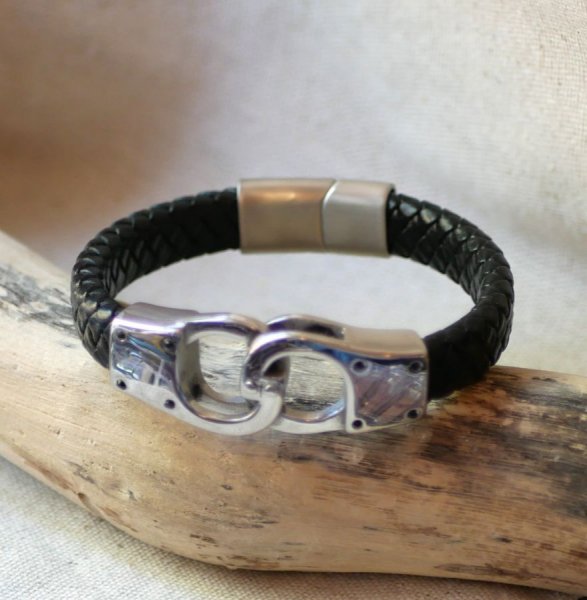 Flettet l&aelig;der h&aring;ndjernsarmb&aring;nd i en farve og st&oslash;rrelse efter eget valg