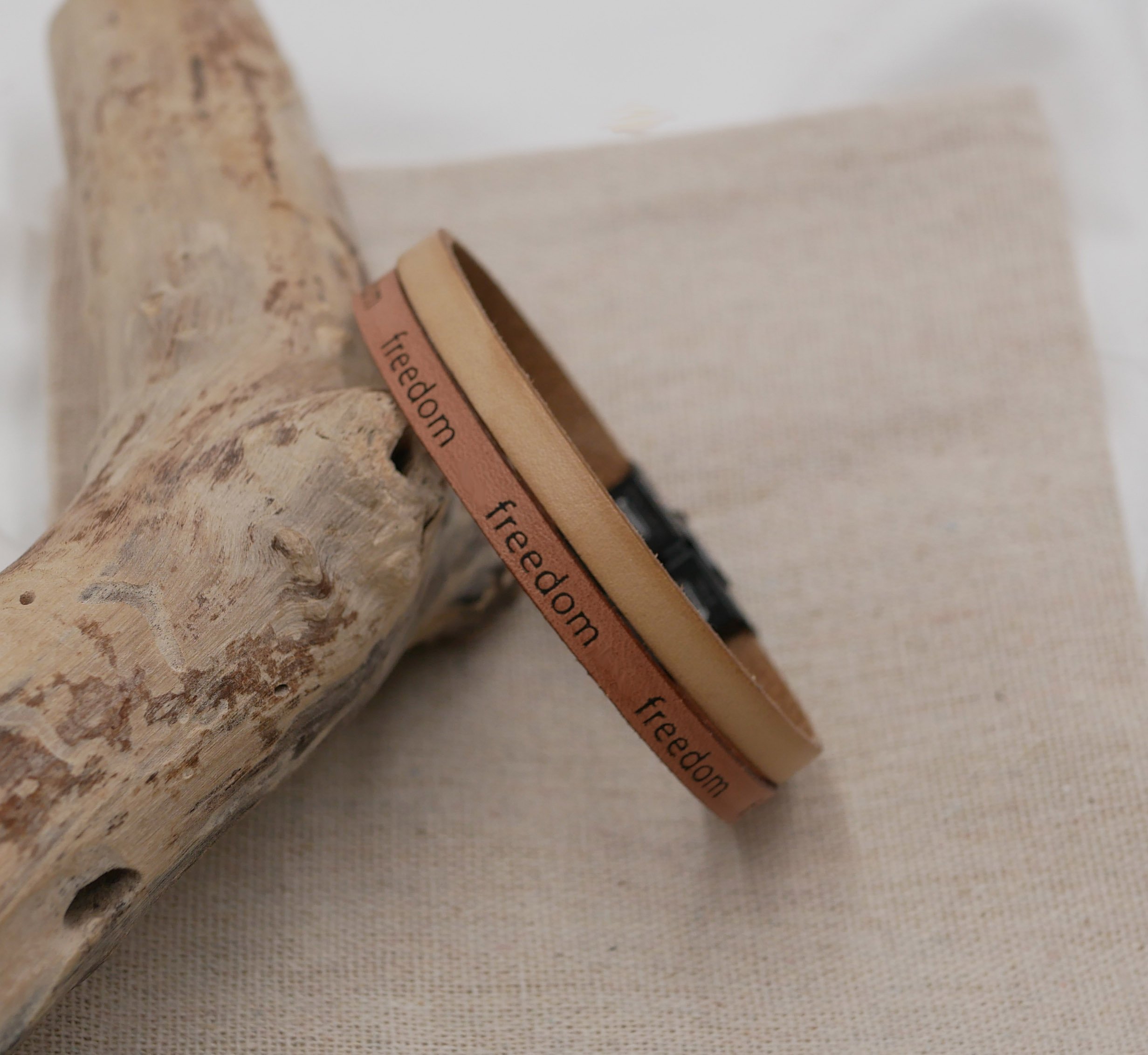 Blandet to-l&aelig;der armb&aring;nd i naturlig beige Frihedsgravering til personligg&oslash;relse