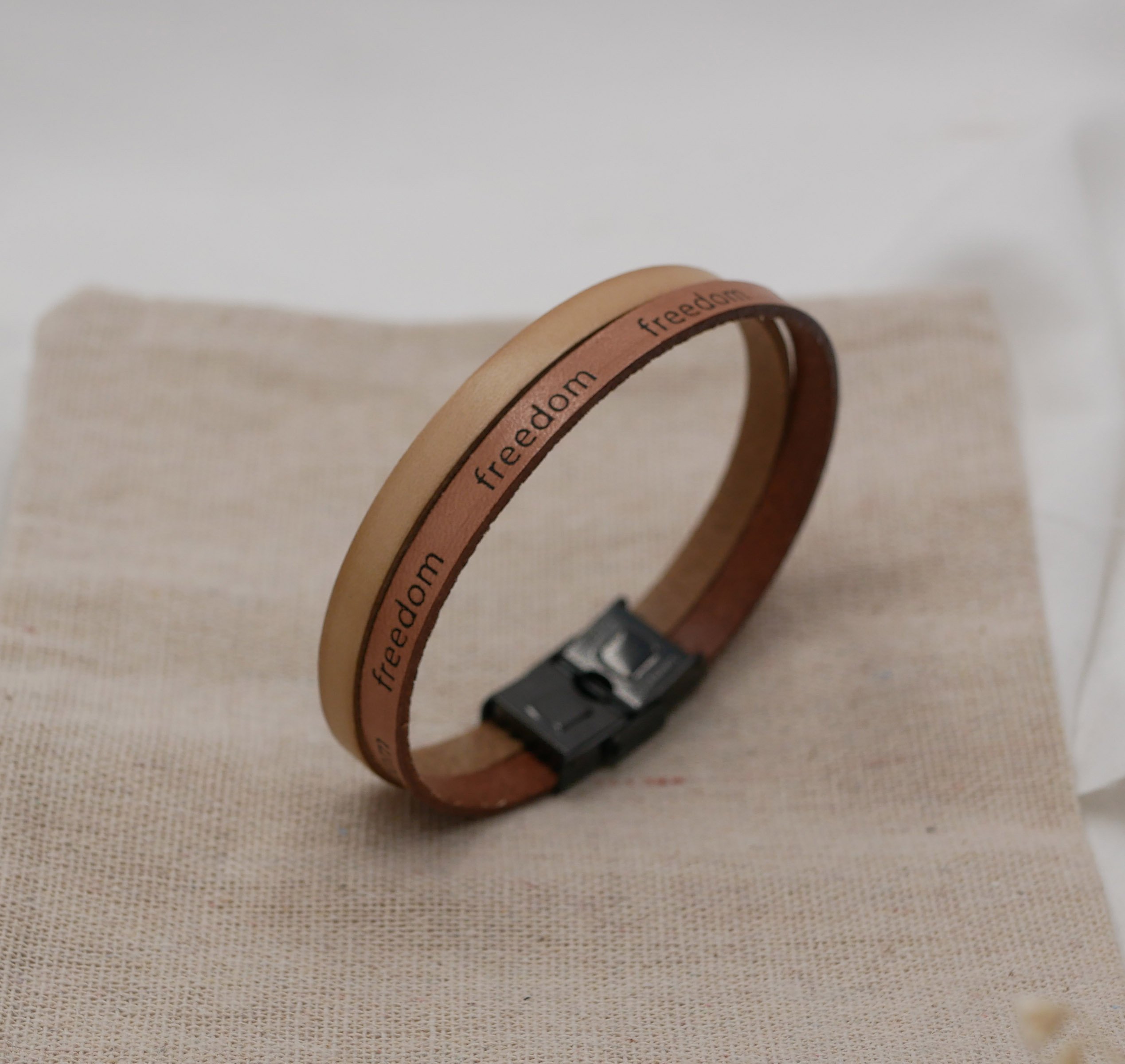 Blandet to-l&aelig;der armb&aring;nd i naturlig beige Frihedsgravering til personligg&oslash;relse