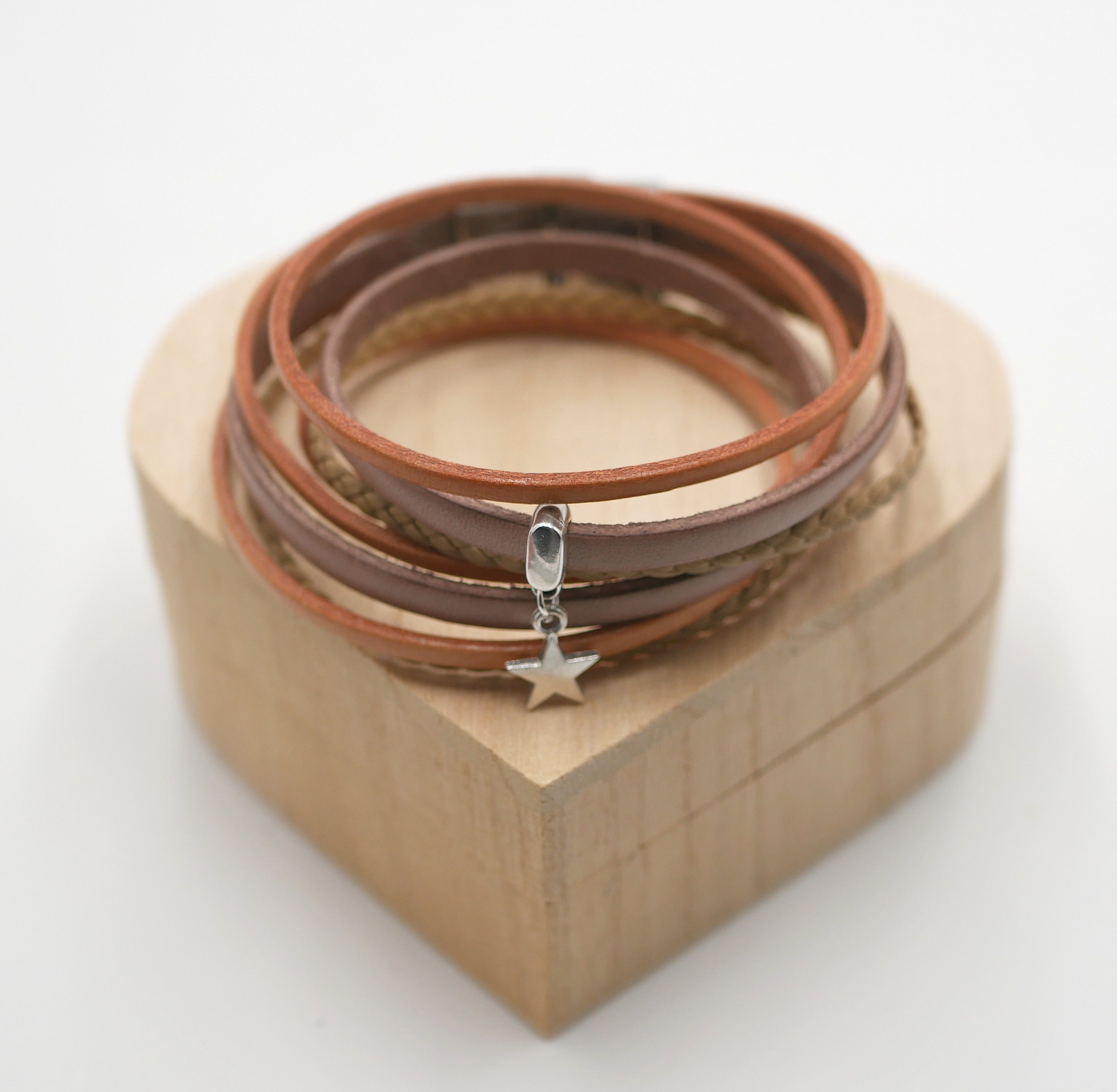 Multi-l&aelig;derarmb&aring;nd med beige vedh&aelig;ng, der kan tilpasses 