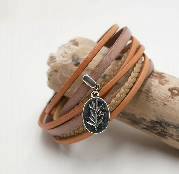 Multi-l&aelig;derarmb&aring;nd med beige vedh&aelig;ng, der kan tilpasses 