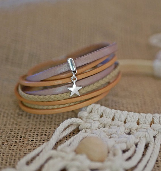 Multi-l&aelig;derarmb&aring;nd med beige vedh&aelig;ng, der kan tilpasses 