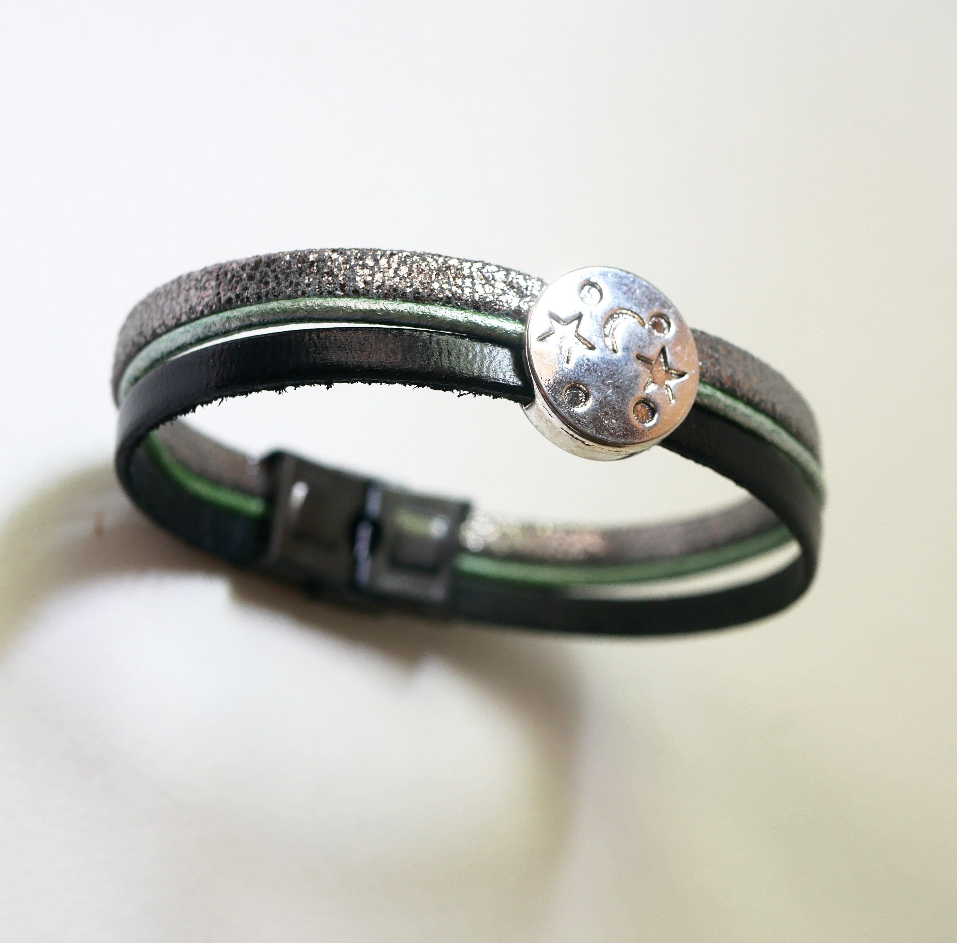 S&oslash;lv, gr&oslash;n og sort cabochon m&aring;ne stjerne l&aelig;derarmb&aring;nd med flere led