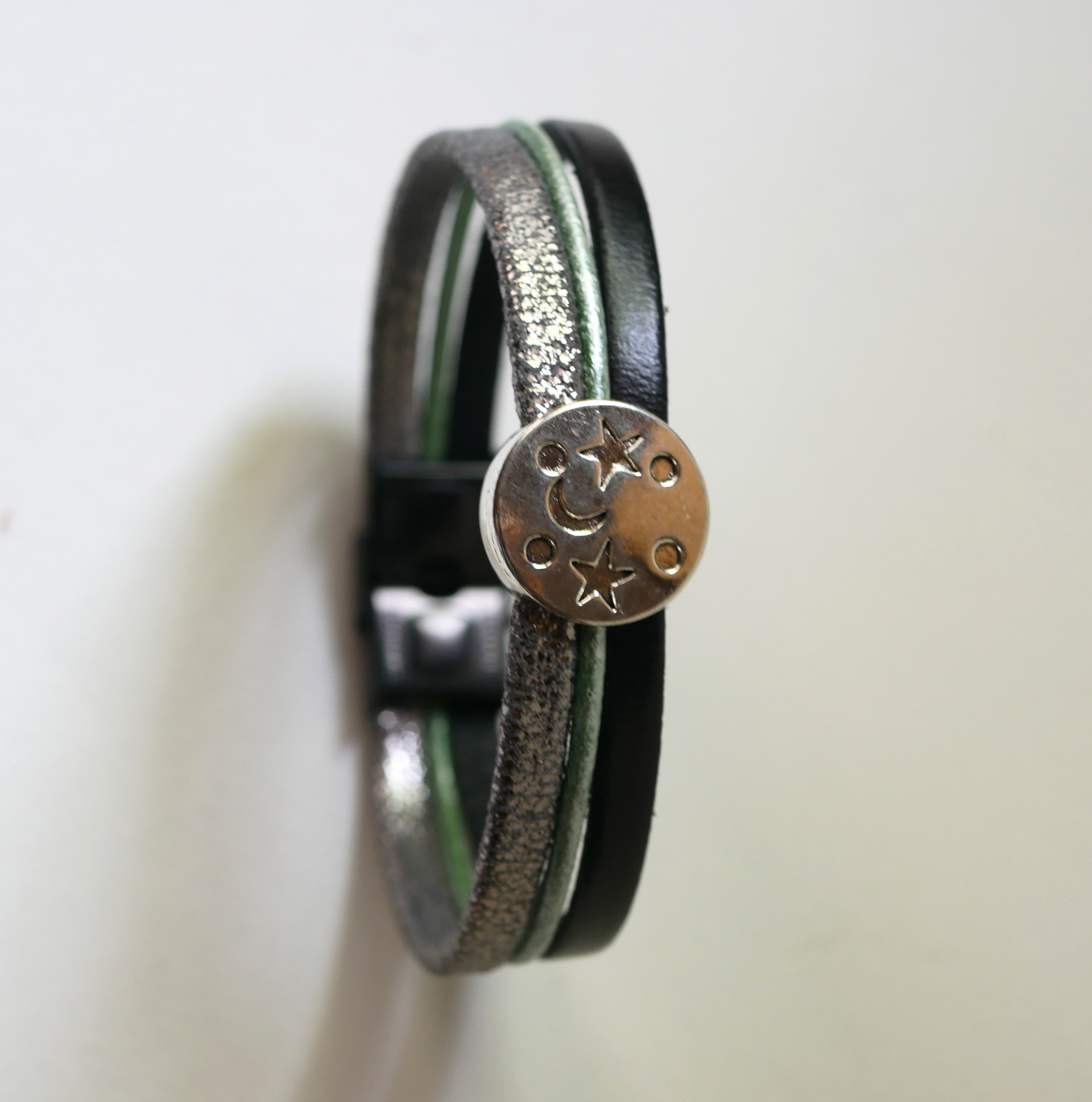 Sølv, grøn og sort cabochon måne stjerne læderarmbånd med flere led