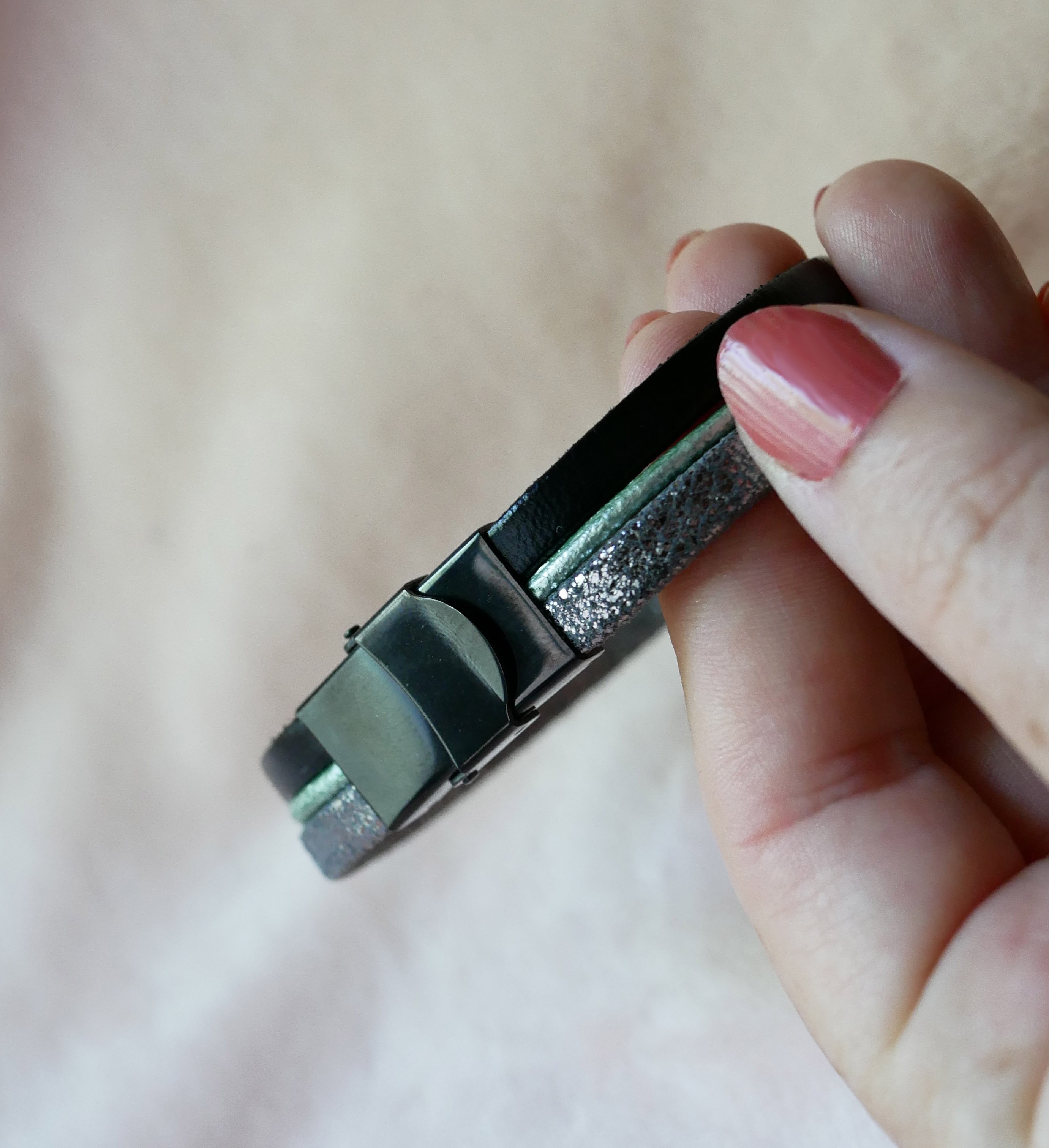 Sølv, grøn og sort cabochon måne stjerne læderarmbånd med flere led