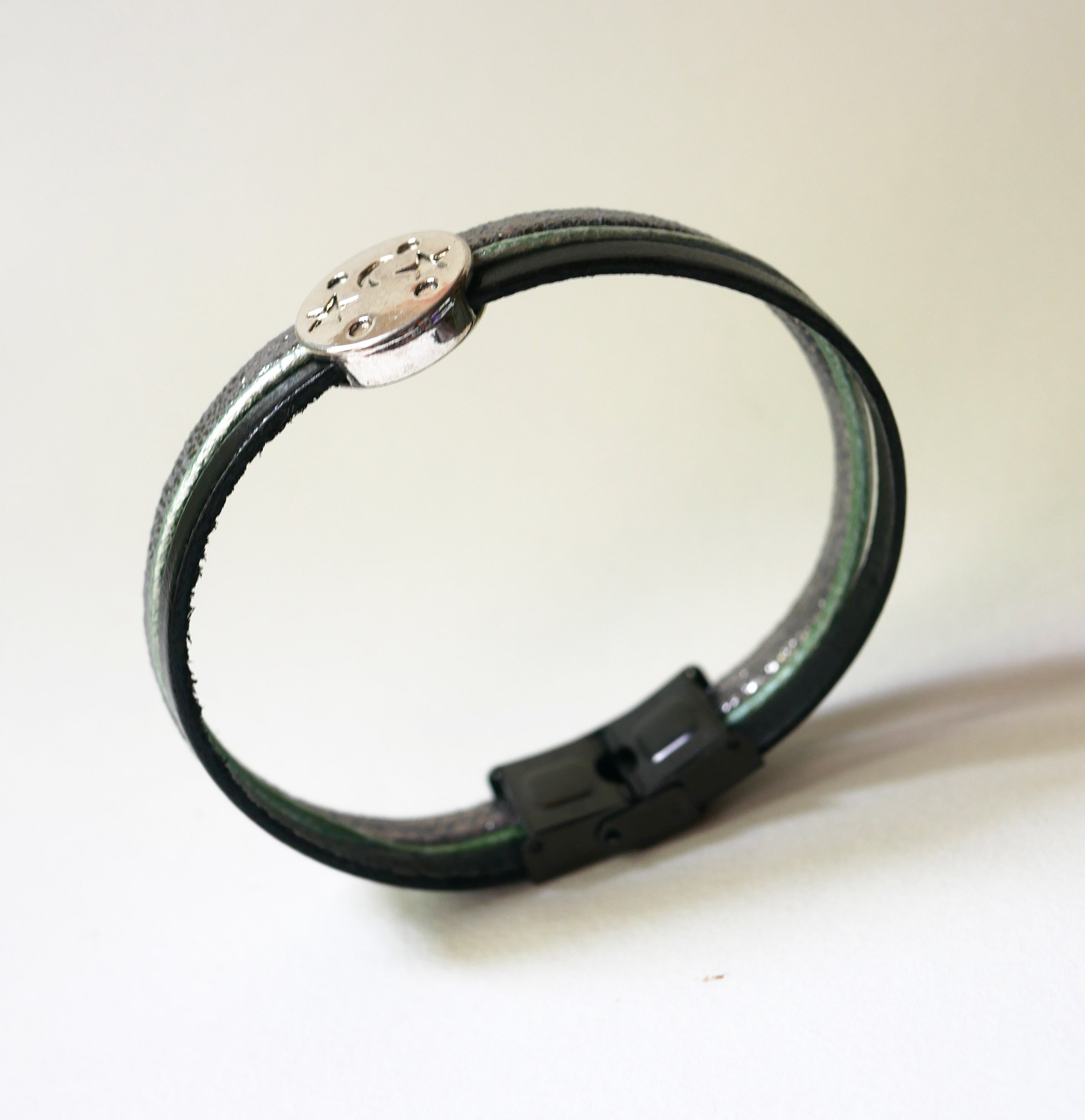 Sølv, grøn og sort cabochon måne stjerne læderarmbånd med flere led