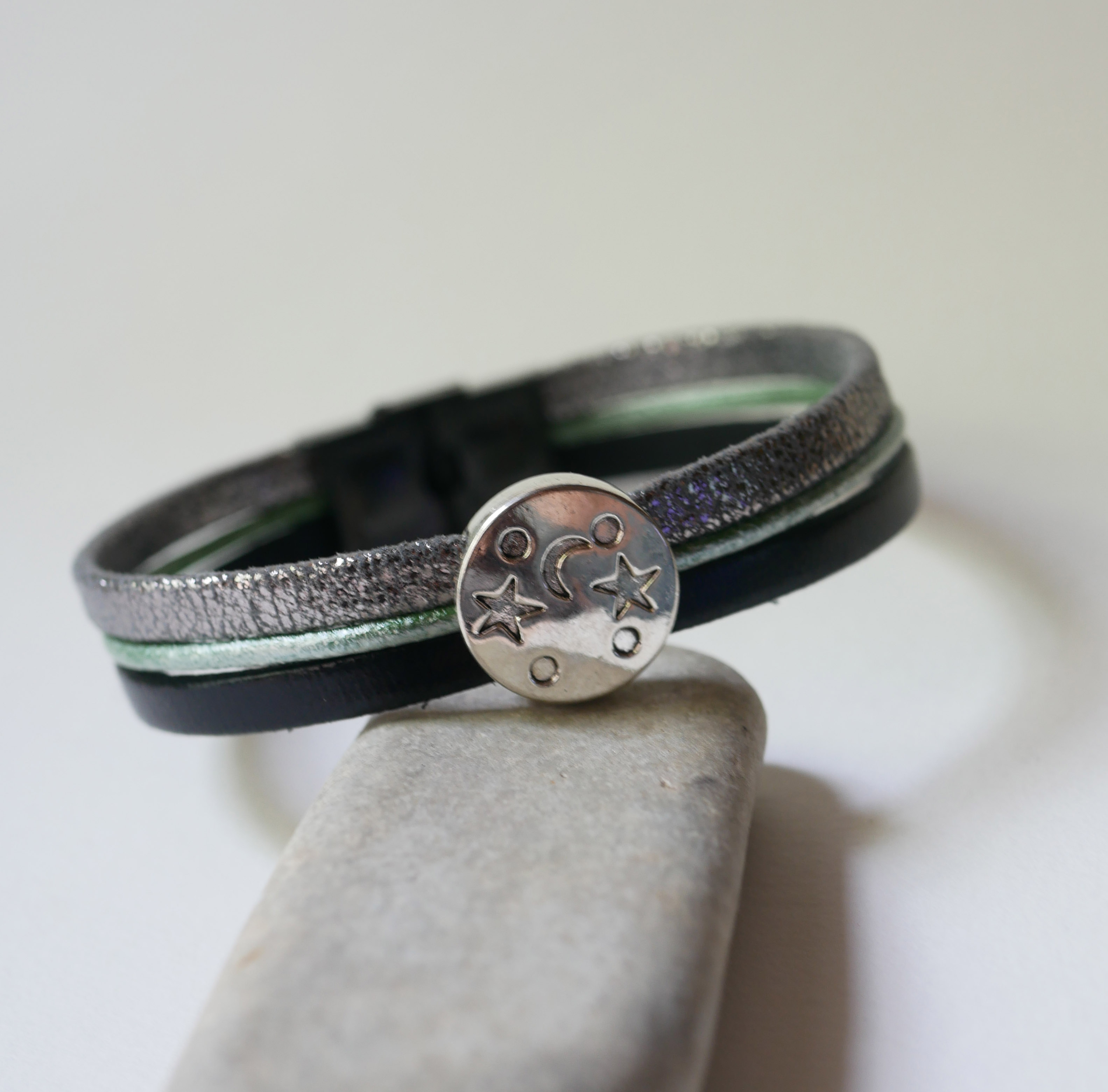 Sølv, grøn og sort cabochon måne stjerne læderarmbånd med flere led