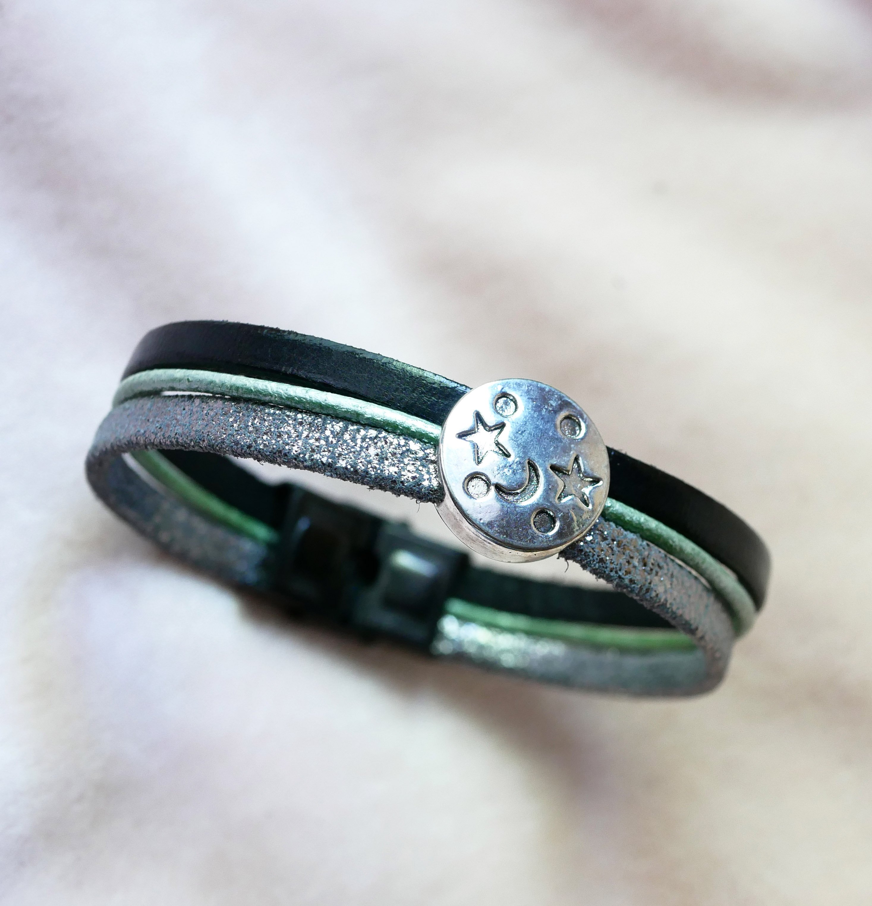 Sølv, grøn og sort cabochon måne stjerne læderarmbånd med flere led