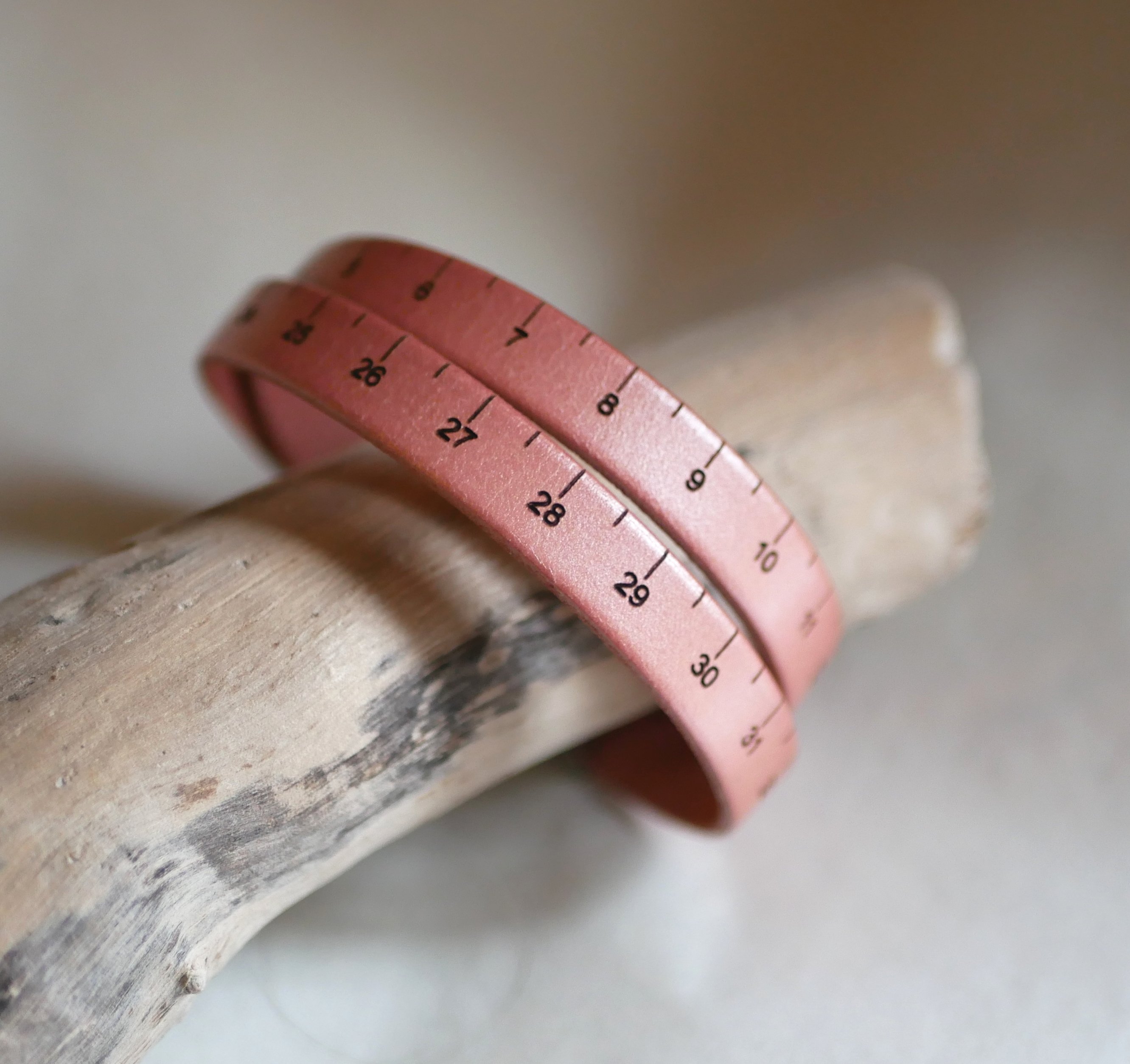 Armb&aring;nd med indgraveret m&aring;leb&aring;nd i l&aelig;der med dobbelt drejning, der kan tilpasses 