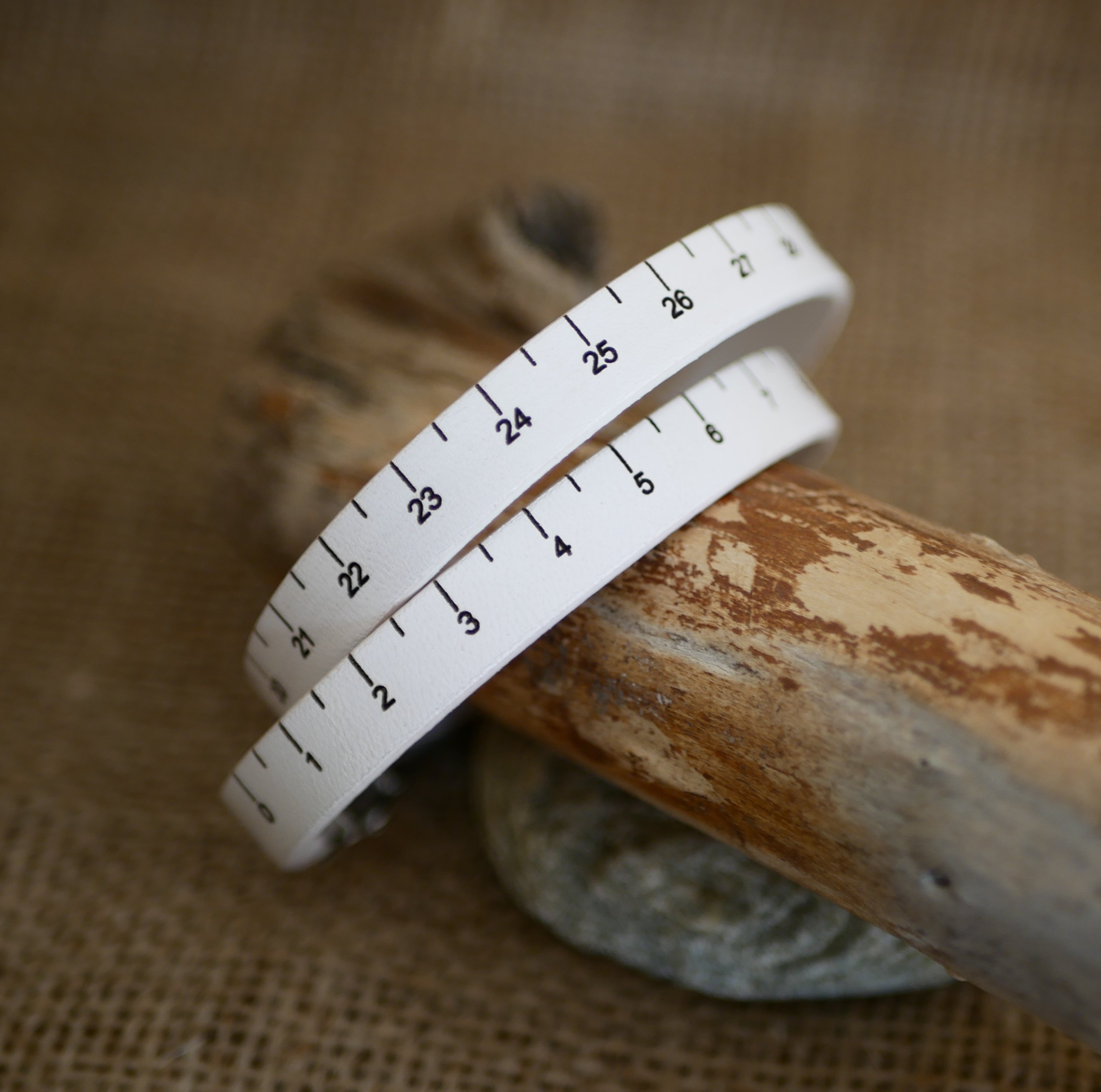 Armb&aring;nd med indgraveret m&aring;leb&aring;nd i l&aelig;der med dobbelt drejning, der kan tilpasses 