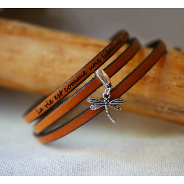 Armb&aring;nd med et l&aelig;dervedh&aelig;ng med 3 drejninger, der kan tilpasses ved gravering