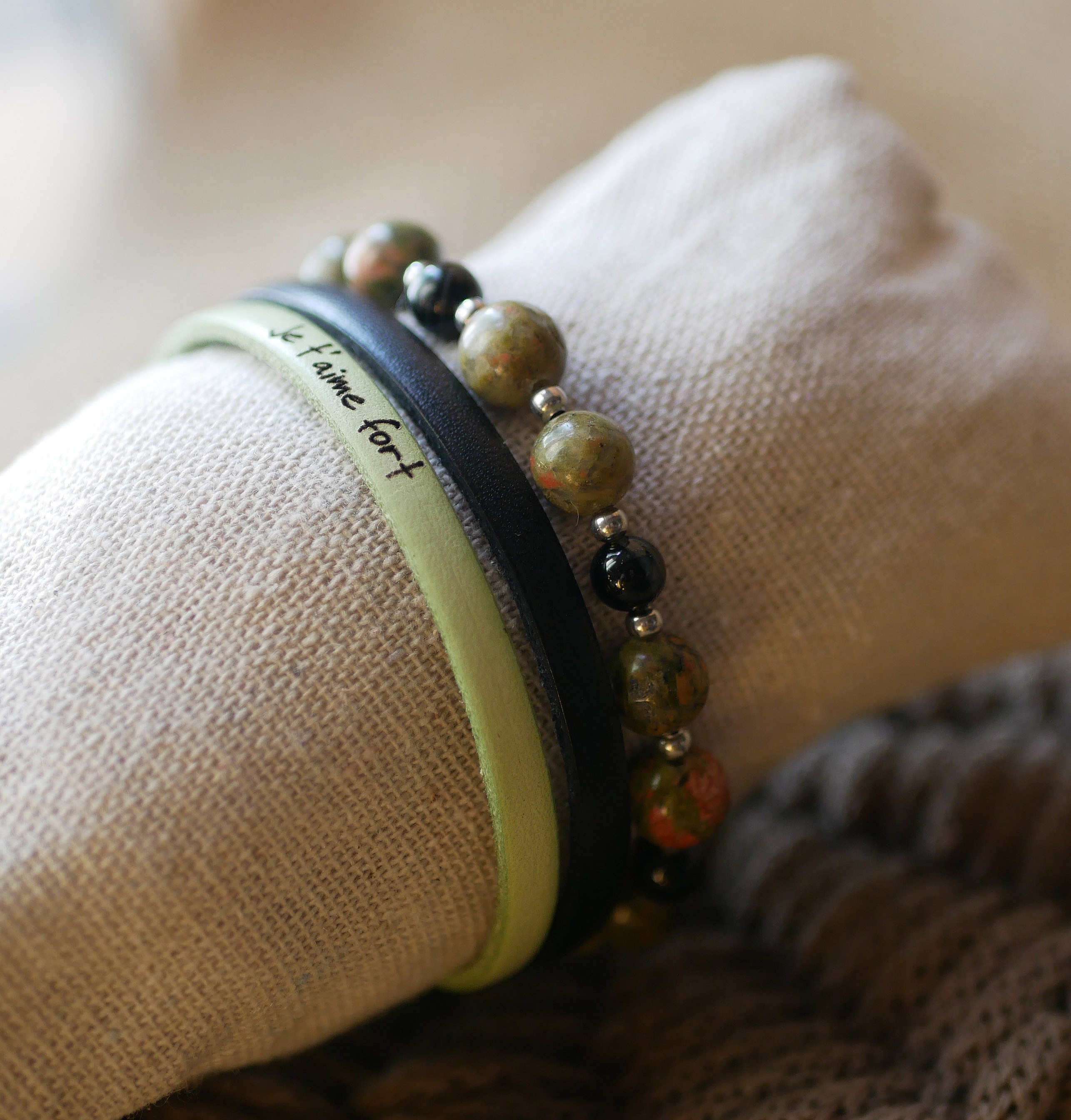 Aflangt st&aring;lperlearmb&aring;nd med perler af unakit-natursten 