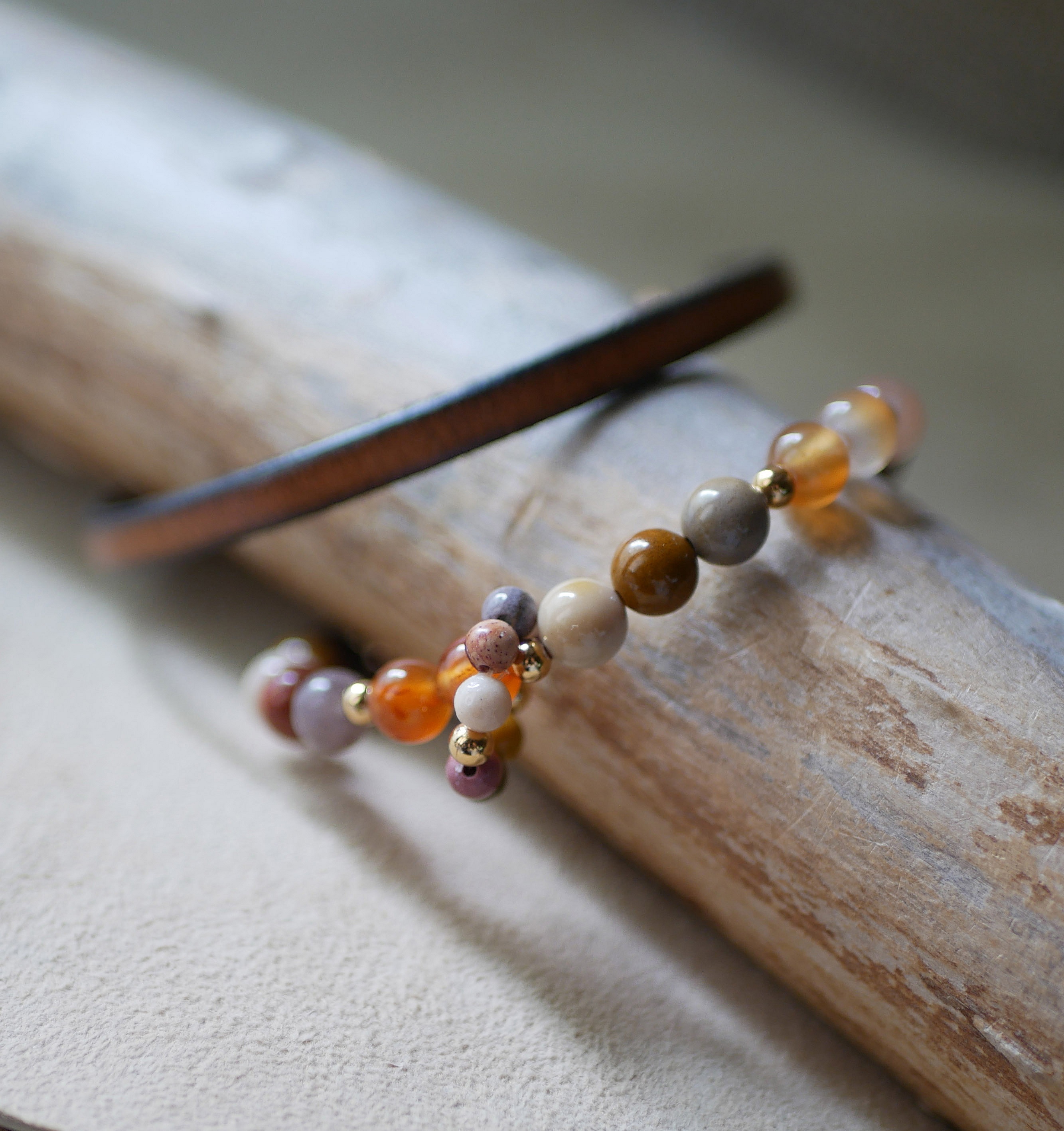 Moka&iuml;te og Cornalite naturstensarmb&aring;nd med miniperlering