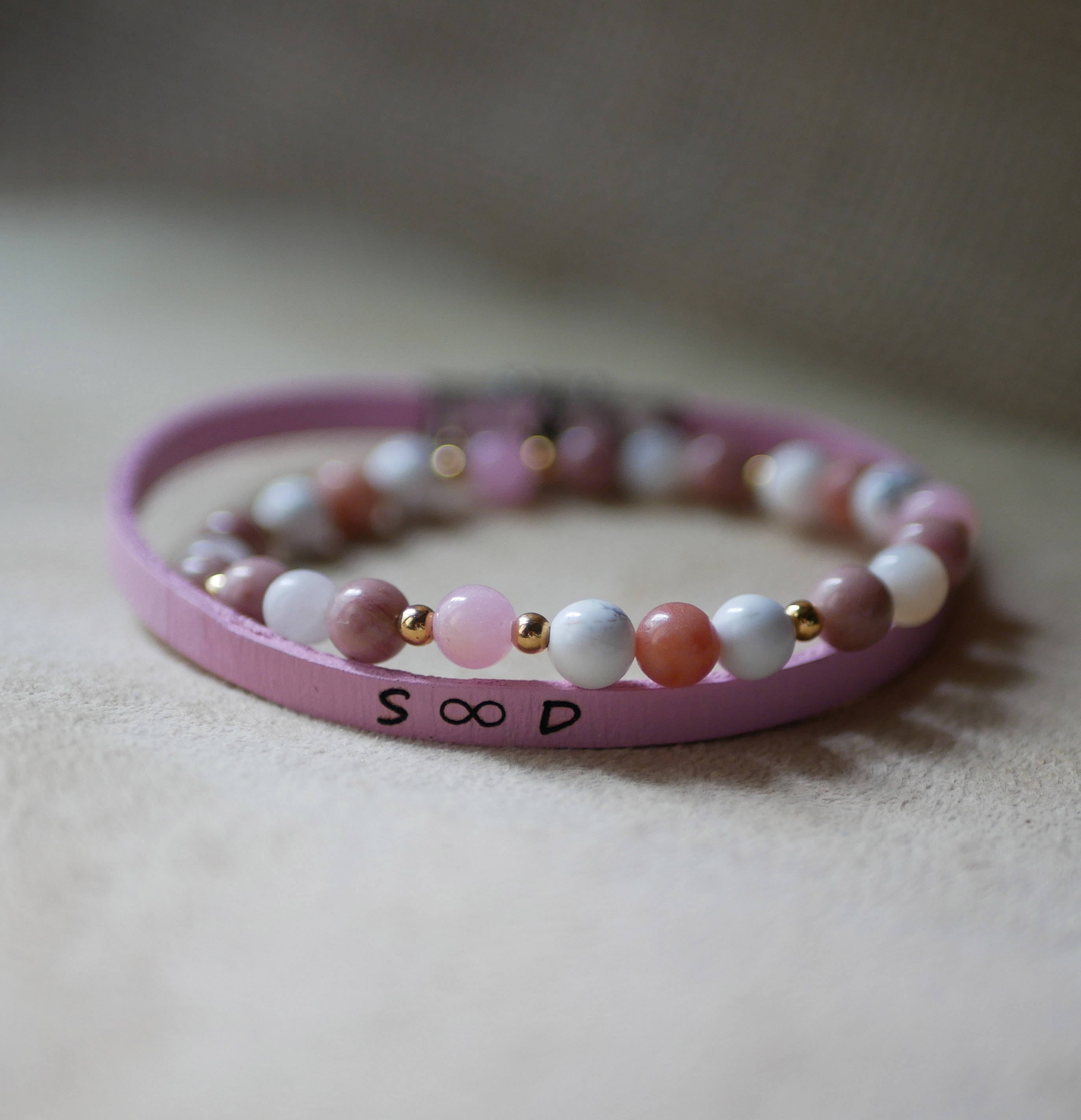 Armb&aring;nd med howlit- og rhodonit-natursten og guldperler