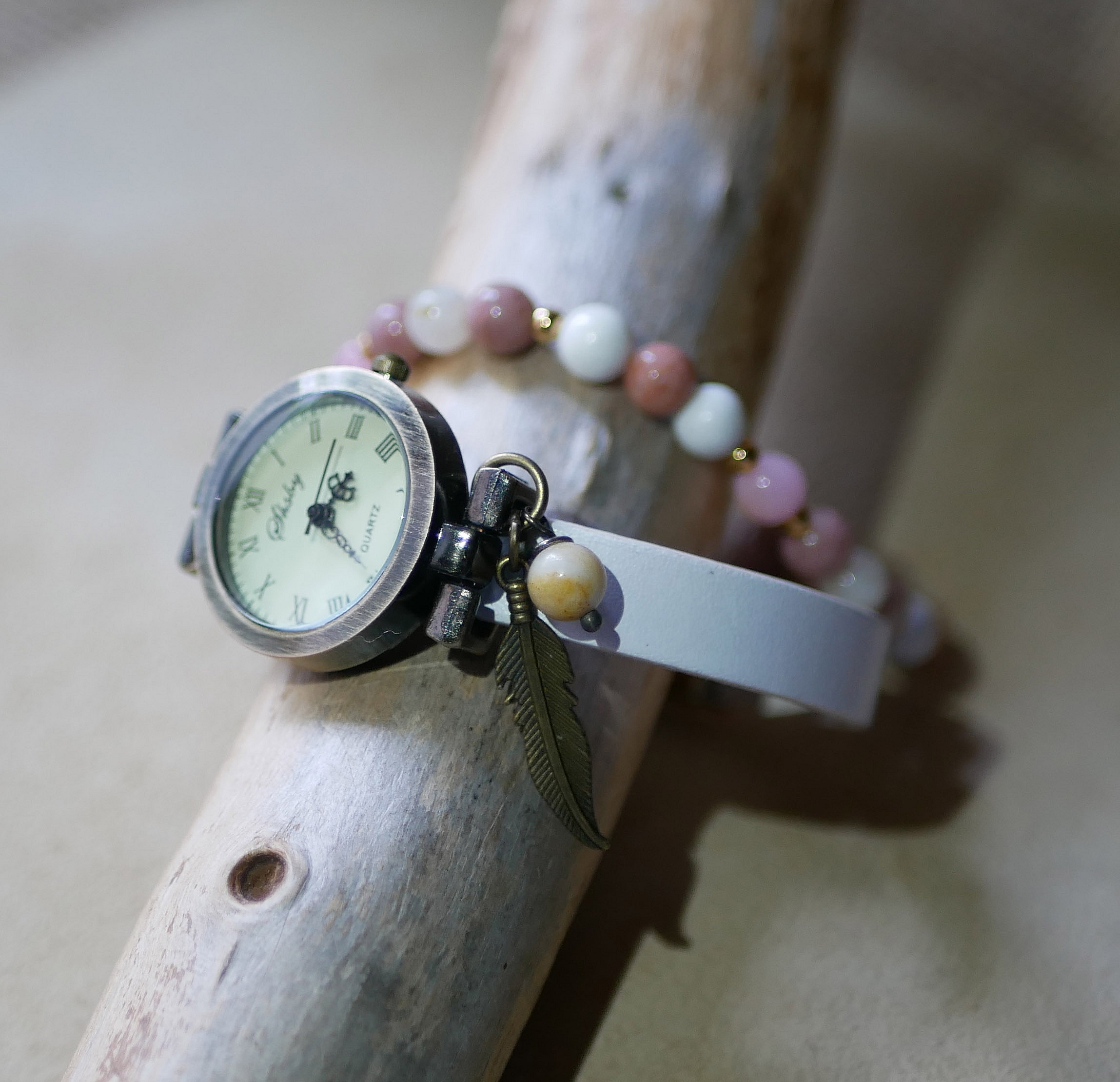 Armb&aring;nd med howlit- og rhodonit-natursten og guldperler