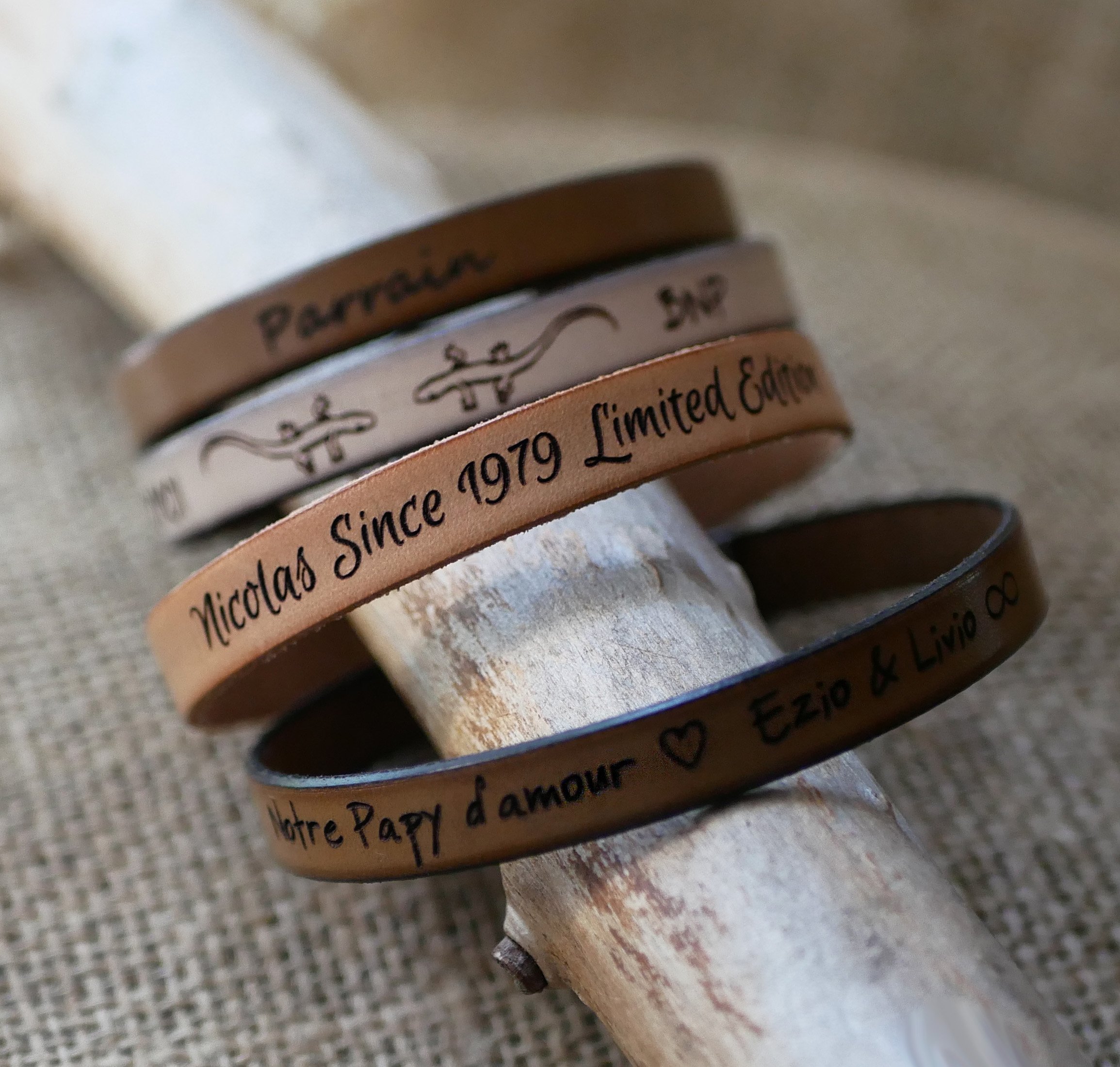 Individuelt indgraveret l&aelig;derarmb&aring;nd til m&aelig;nd med valgfri l&aring;s 