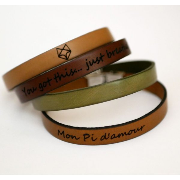 L&aelig;derarmb&aring;nd, der kan g&oslash;res personligt med indgravering Sort magnetl&aring;s