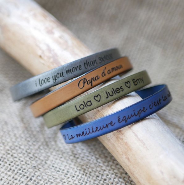 Individuelt indgraveret l&aelig;derarmb&aring;nd til m&aelig;nd med valgfri l&aring;s 