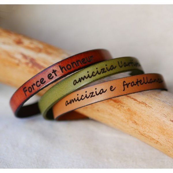 Individuelt indgraveret l&aelig;derarmb&aring;nd til m&aelig;nd med valgfri l&aring;s 