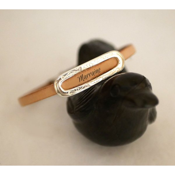 Armb&aring;nd med personligt fornavn med indgravering p&aring; l&aelig;der 