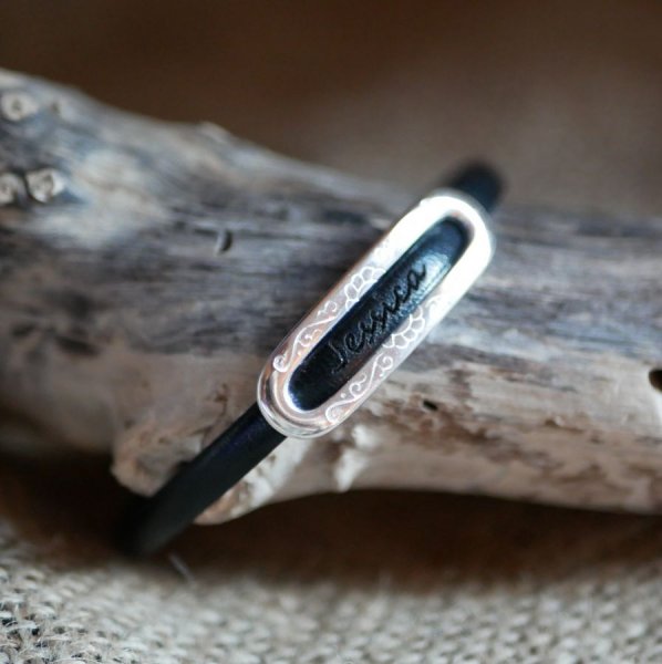 Armb&aring;nd med personligt fornavn med indgravering p&aring; l&aelig;der 