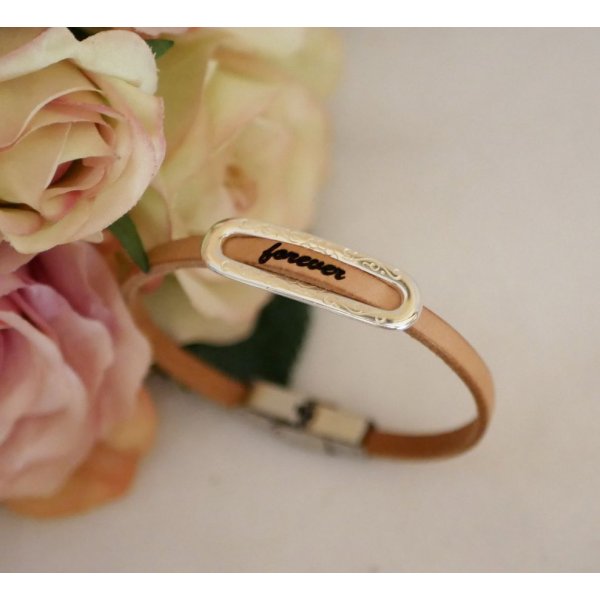 Armb&aring;nd med personligt fornavn med indgravering p&aring; l&aelig;der 