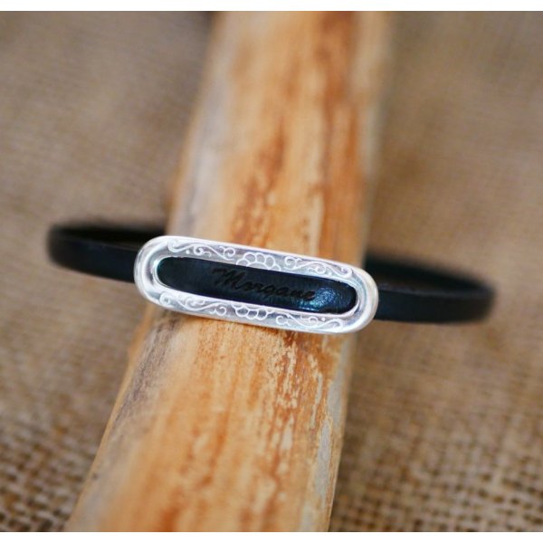 Armb&aring;nd med personligt fornavn med indgravering p&aring; l&aelig;der 