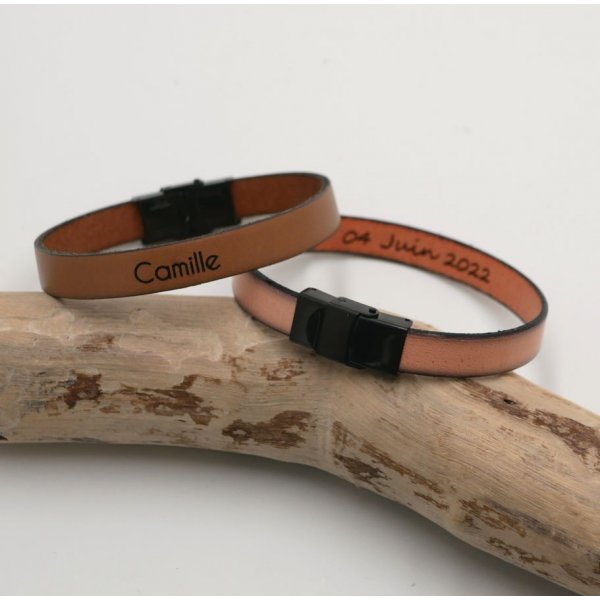 Justerbar l&aelig;derrem med sort sp&aelig;nde til personlig indgravering 