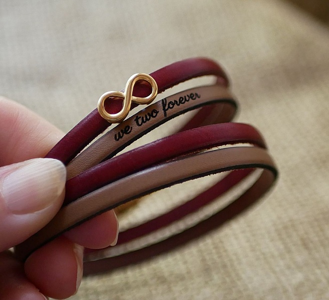 Bracelet personnalisé en cuir avec symbole infini doré.