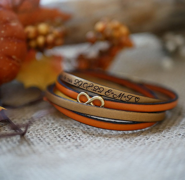 Bracelet personnalisé en cuir avec symbole infini doré.