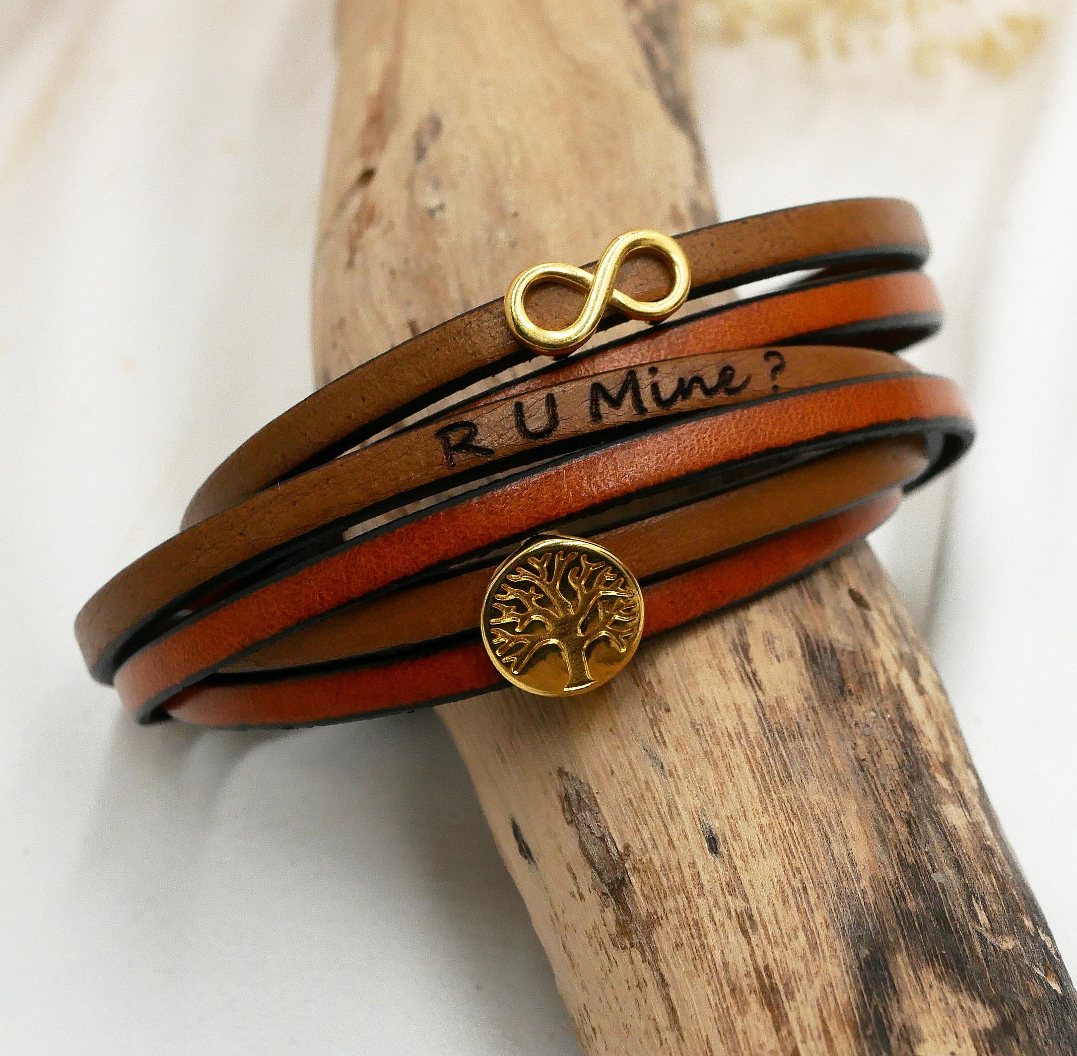 Bracelet en cuir personnalisable avec symbole infini et arbre.