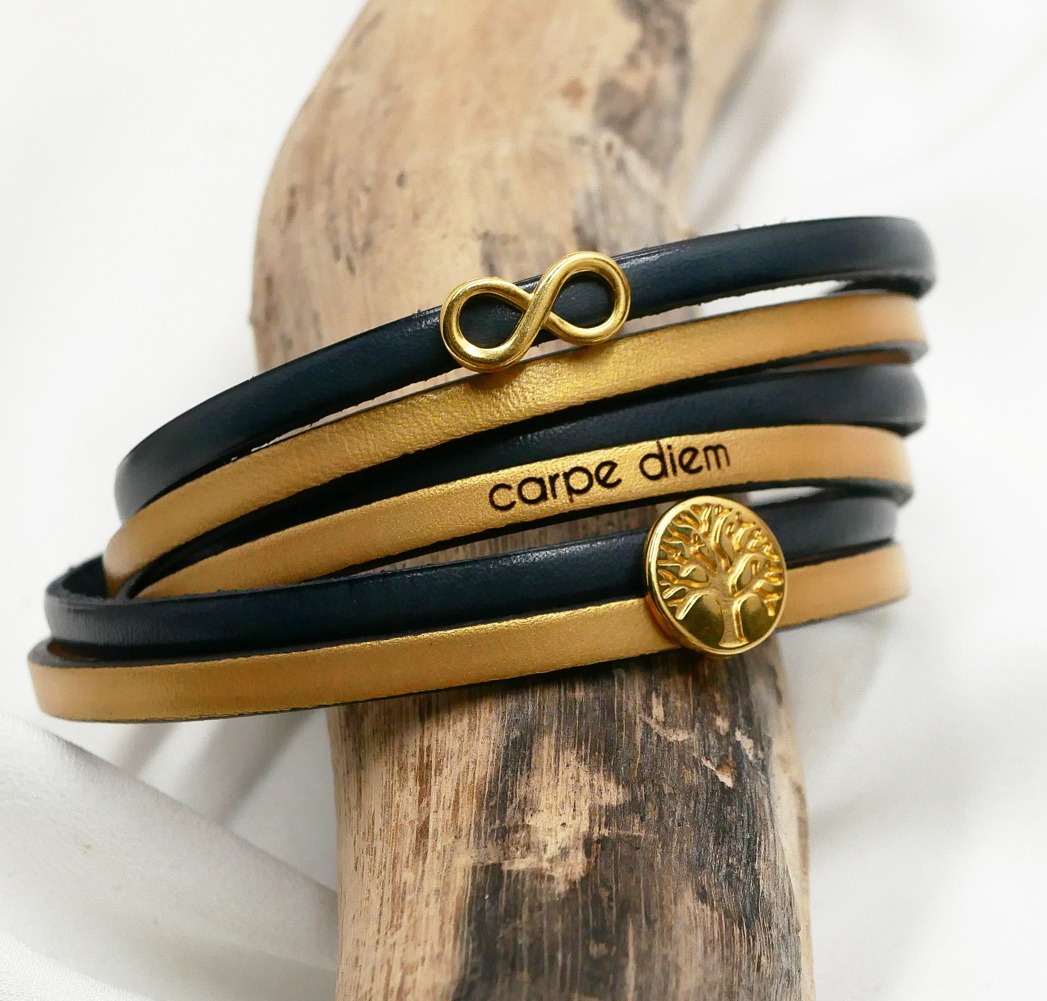 Bracelet en cuir personnalisable avec symbole infini et arbre vie.