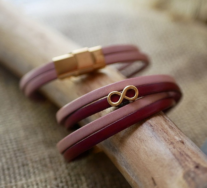 Bracelet infini doré en cuir personnalisable pour maman.