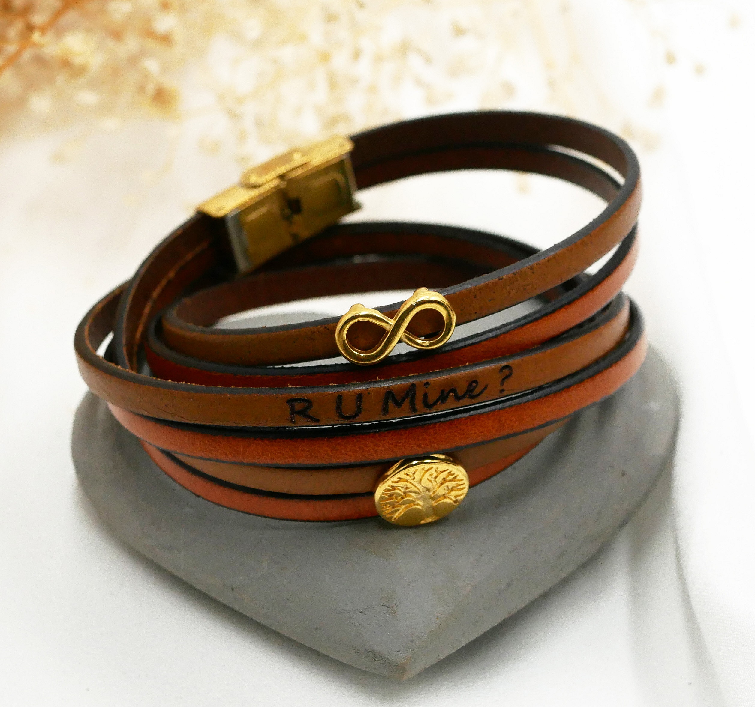 Bracelet en cuir personnalisable avec symbole infini et arbre.