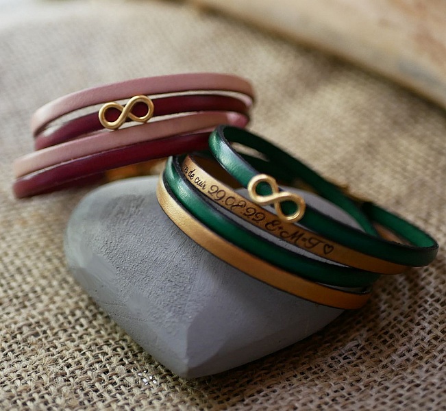 Bracelets personnalisés en cuir avec symbole infini doré.
