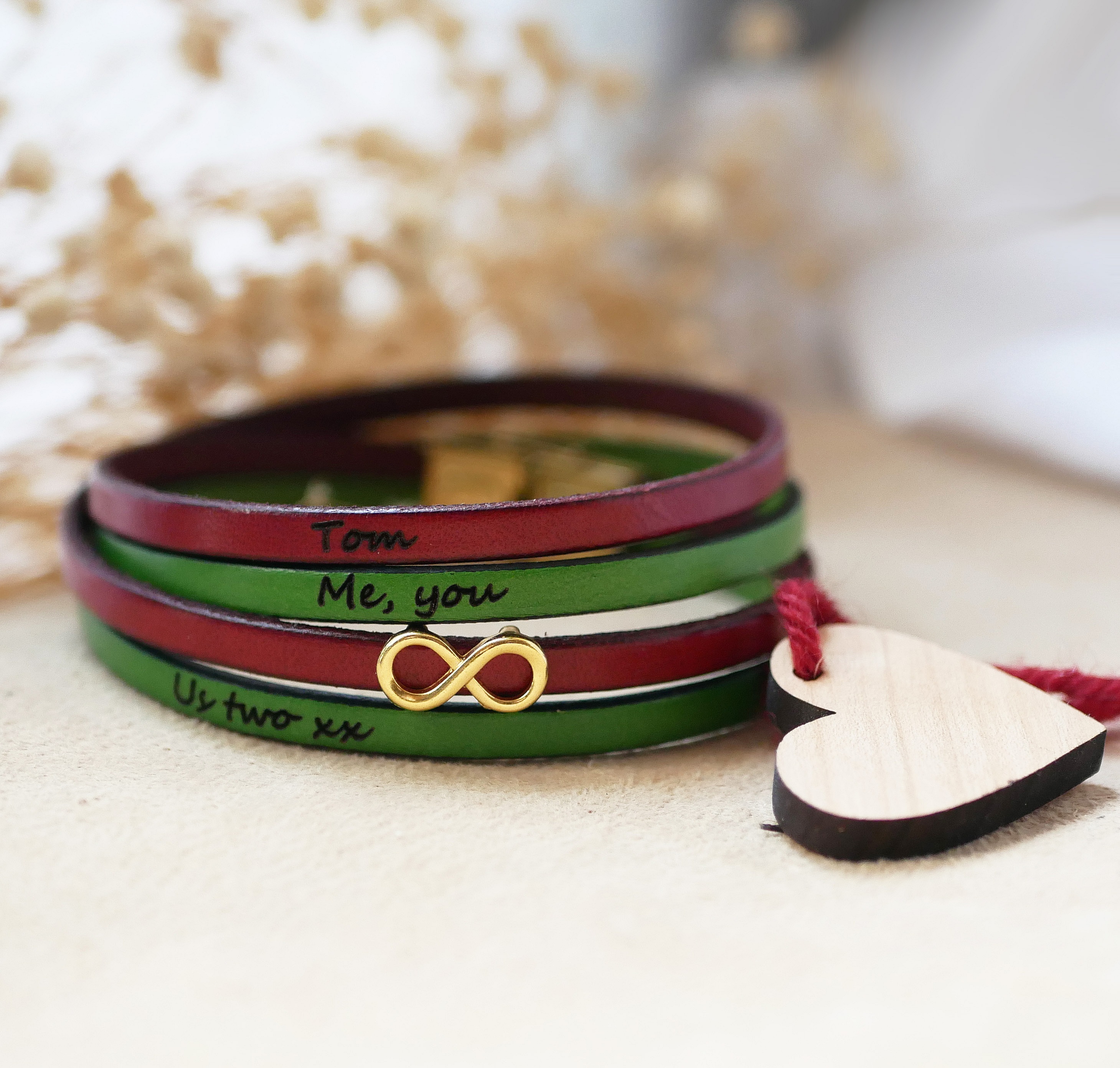 Bracelet personnalisé en cuir avec symbole infini doré.