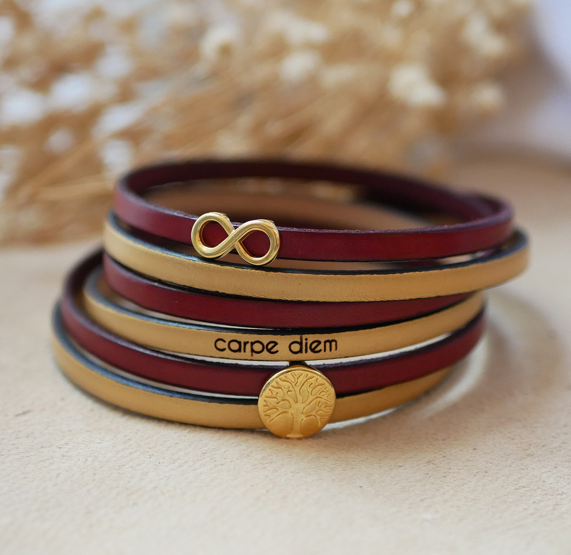 Bracelet en cuir personnalisé avec symbole infini et arbre vie.