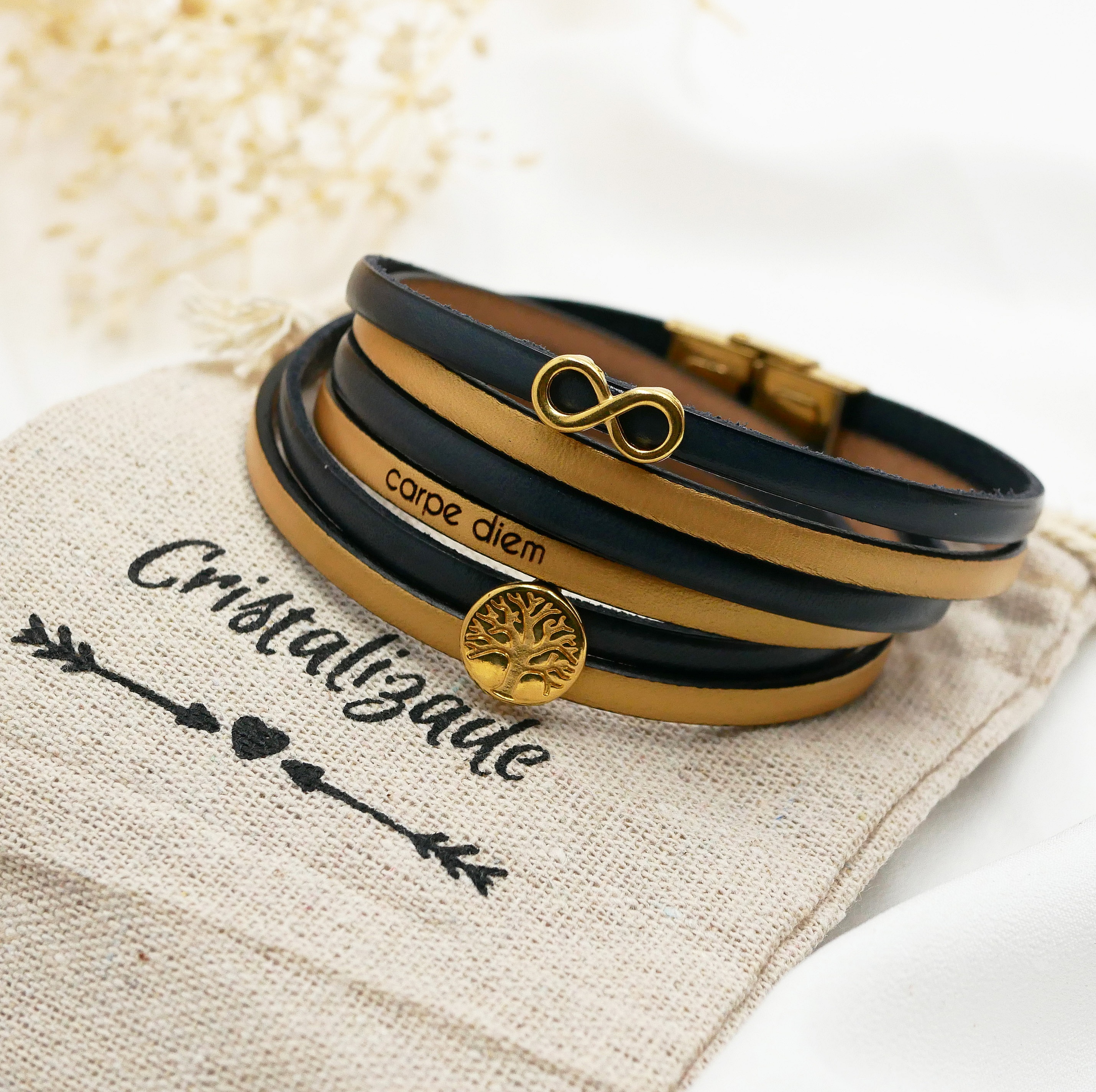 Bracelet cuir personnalisé avec symbole infini et arbre vie.