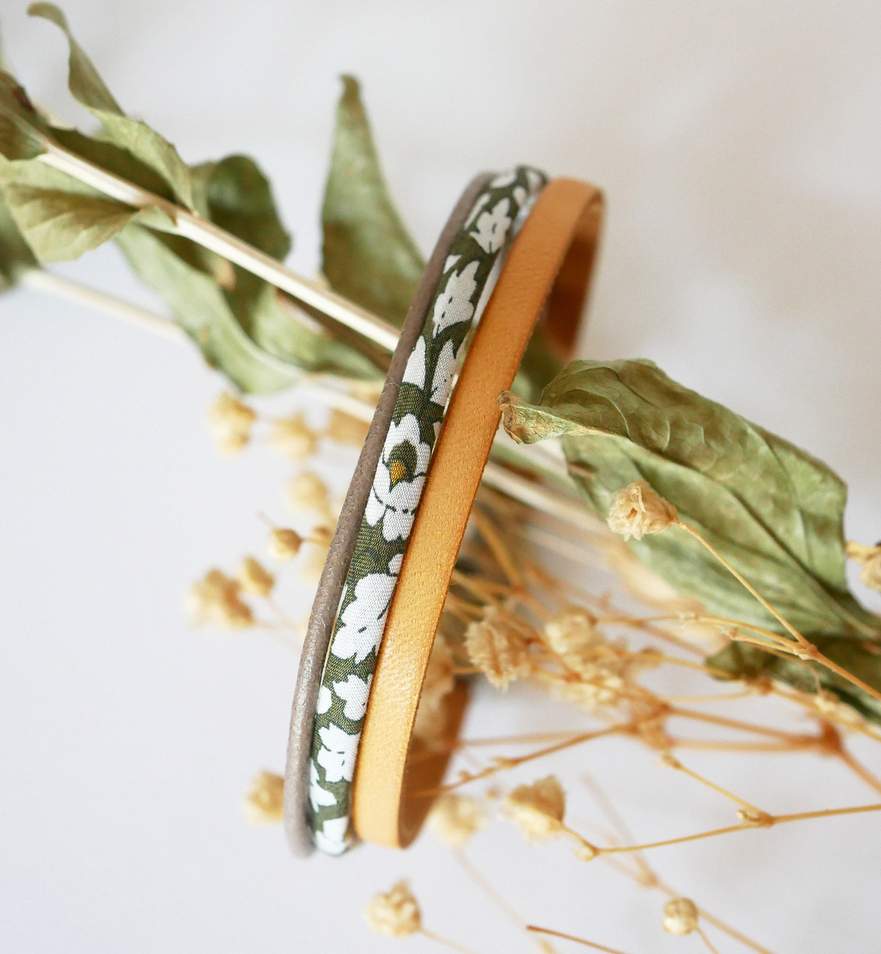 Trio af l&aelig;der og kaki blomster Liberty cord armb&aring;nd