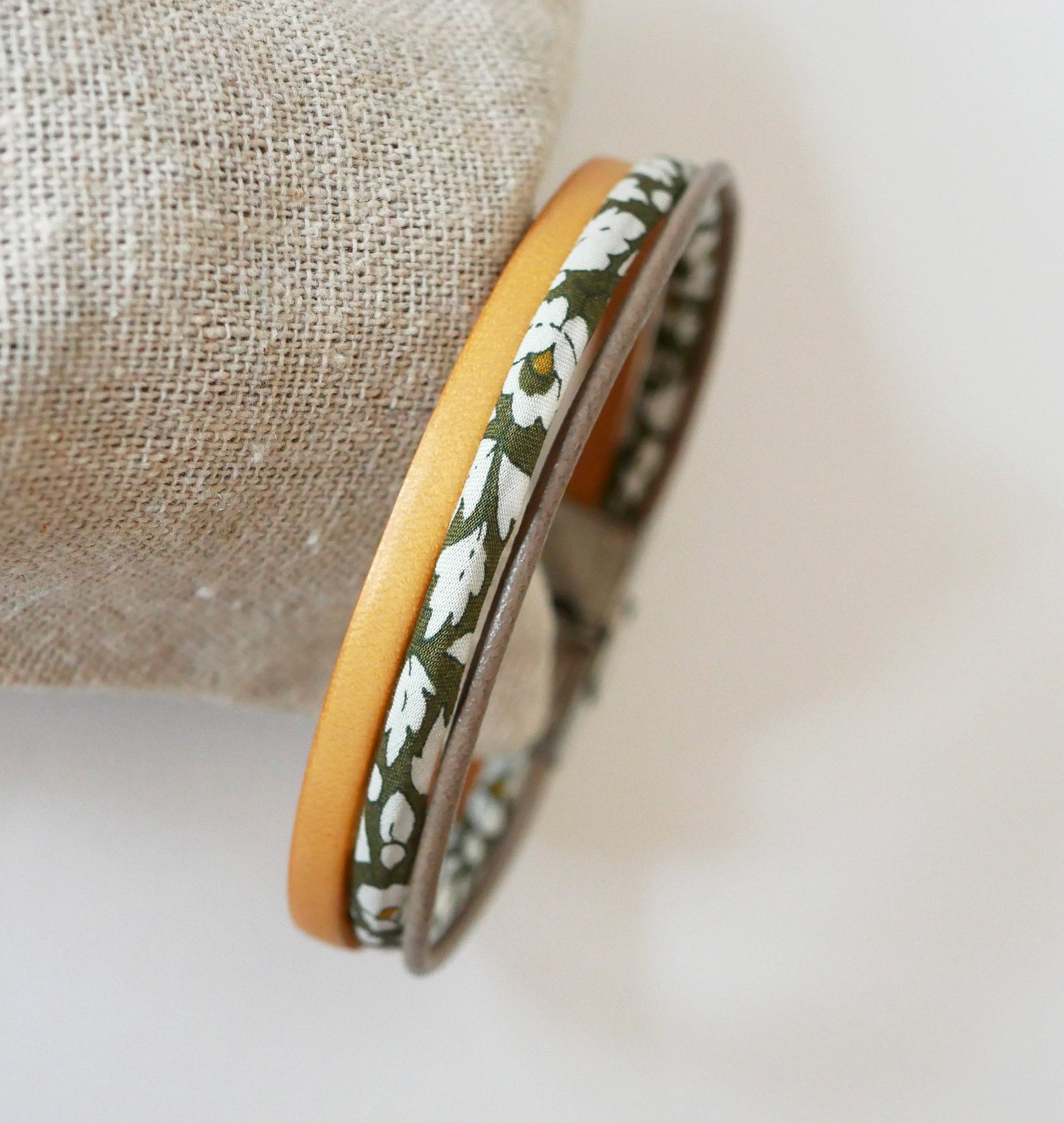 Trio af l&aelig;der og kaki blomster Liberty cord armb&aring;nd