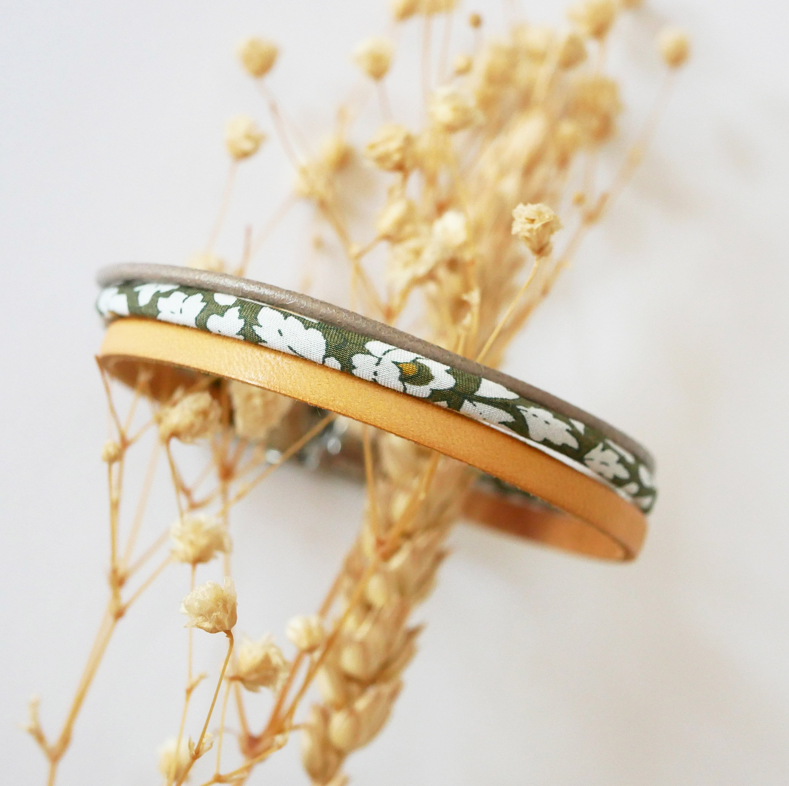 Trio af l&aelig;der og kaki blomster Liberty cord armb&aring;nd
