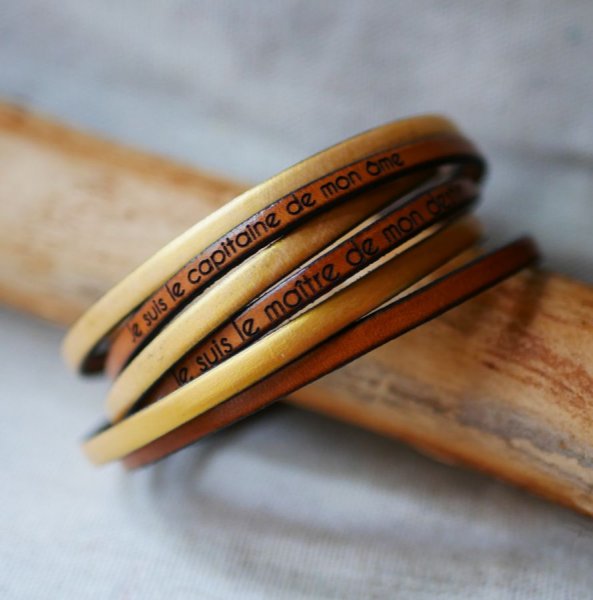 Duo-armb&aring;nd i l&aelig;der med flere drejninger, der kan tilpasses til m&aelig;nd eller kvinder