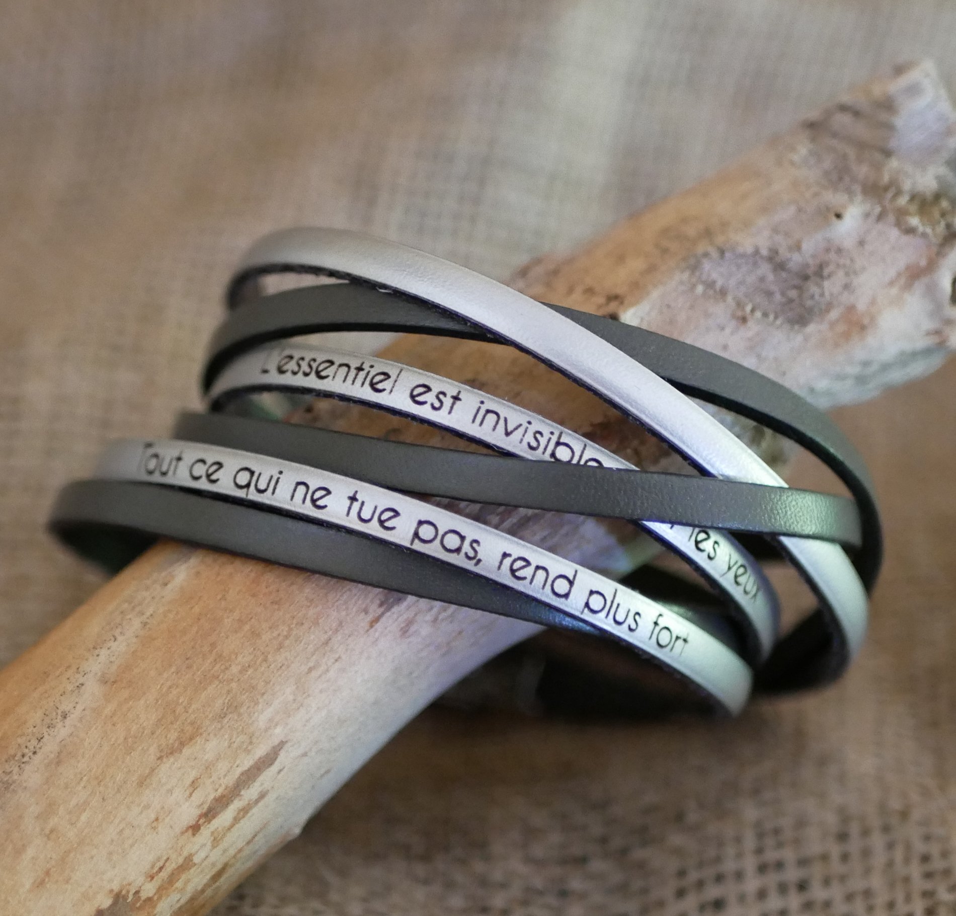 Duo-armb&aring;nd i l&aelig;der med flere drejninger, der kan tilpasses til m&aelig;nd eller kvinder