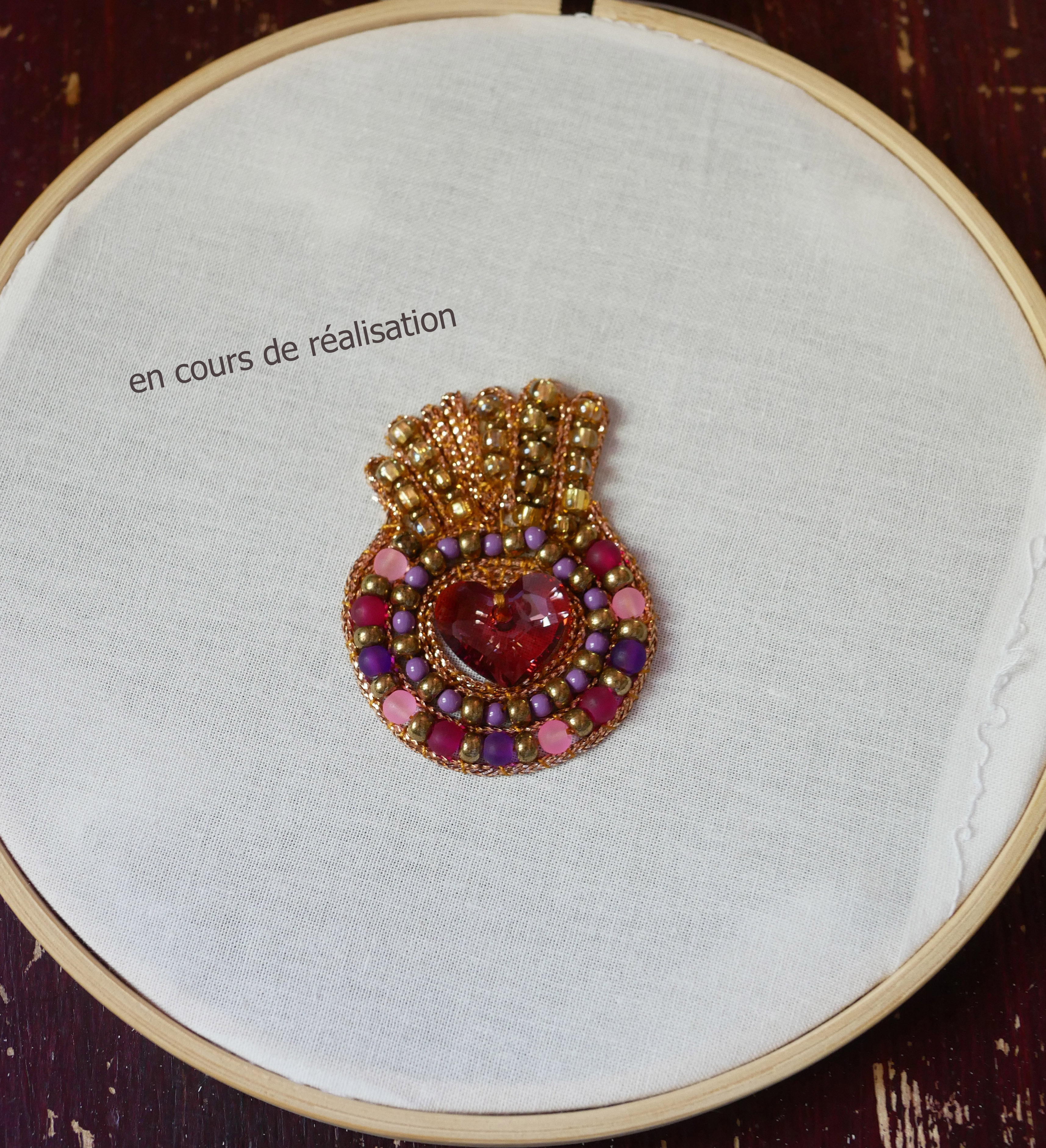 Broche ex-voto Sacré Coeur en perles et coeur cristal Swarovski