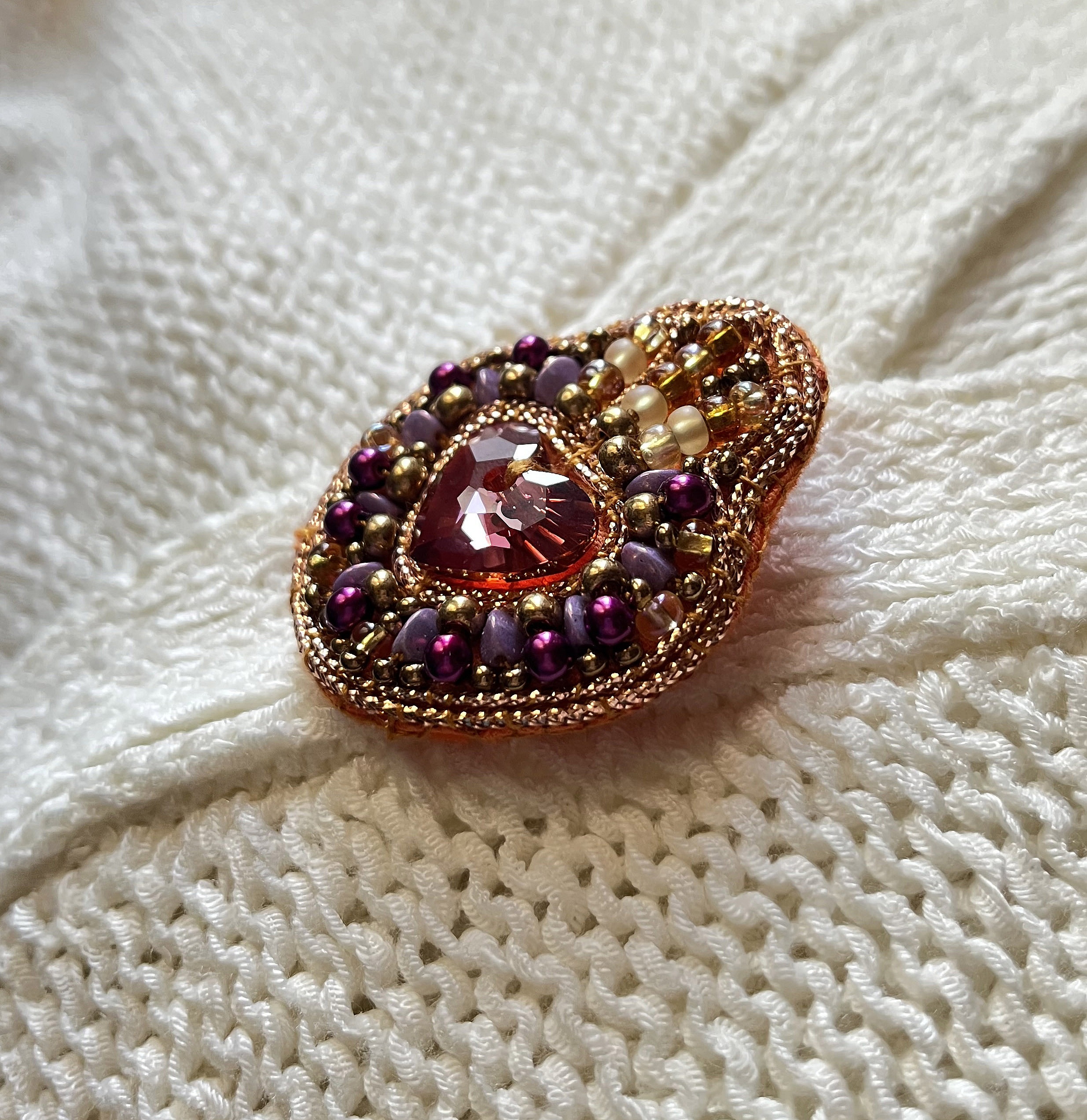 Broche ex-voto Sacr&eacute; Coeur en perles et coeur cristal Swarovski