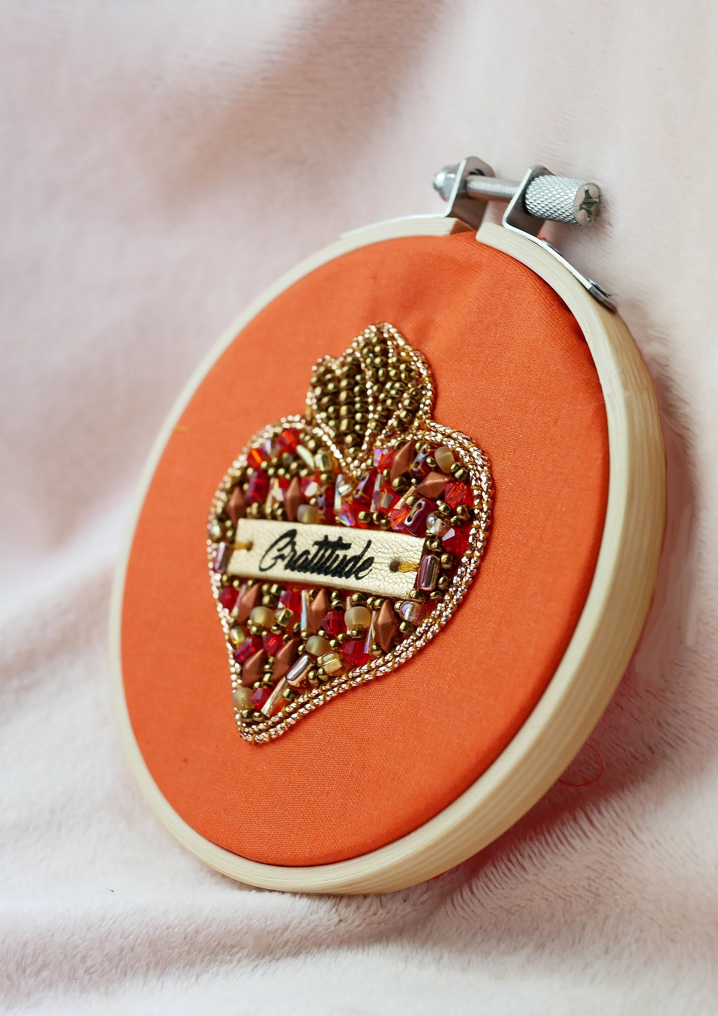 Broche ex-voto Sacr&eacute; Coeur en perles au message grav&eacute; Gratitude