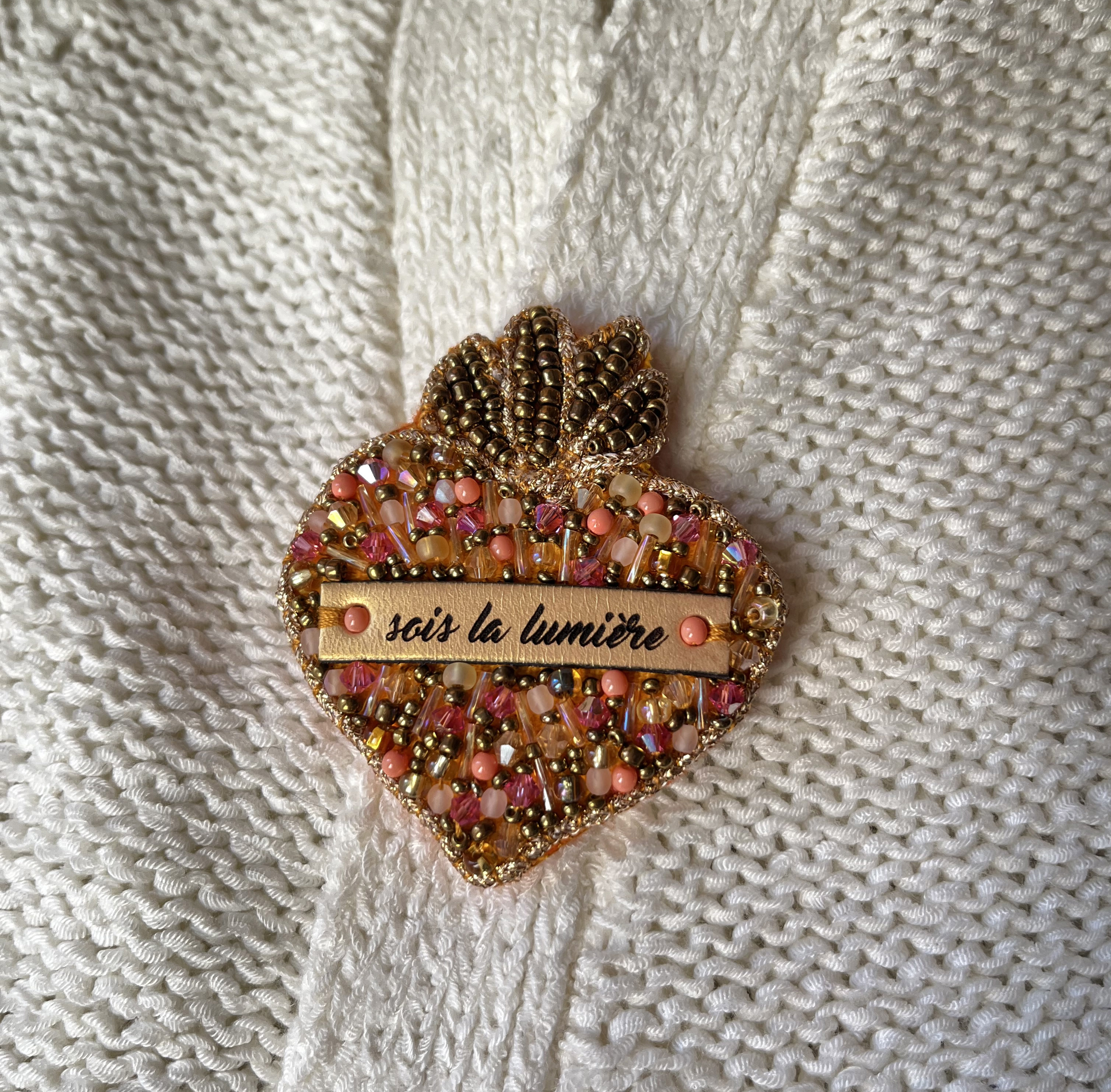 Broche ex-voto Sacré Coeur en perles roses au message gravé Sois la lumière