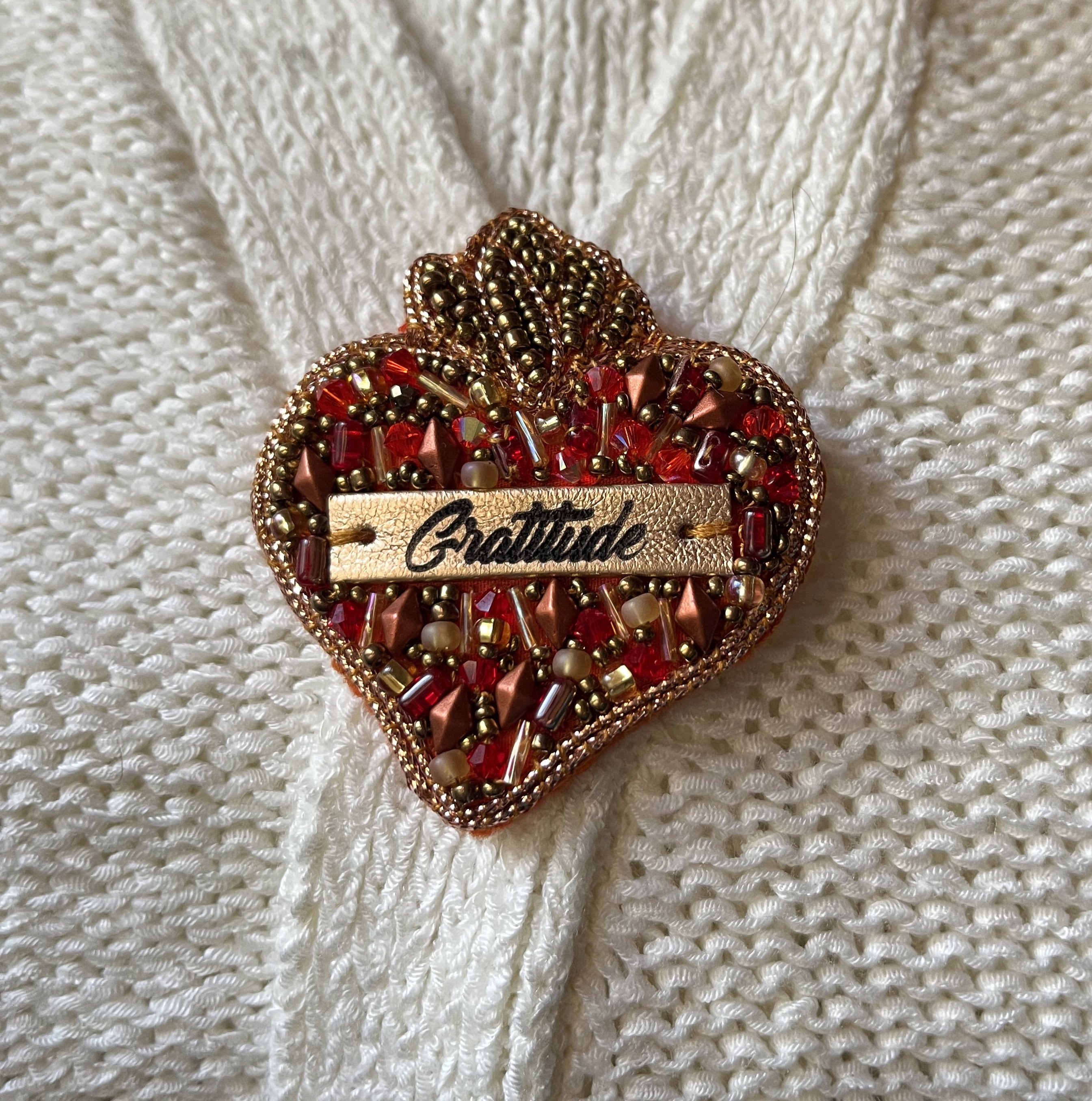 Broche ex-voto Sacré Coeur en perles au message gravé Gratitude