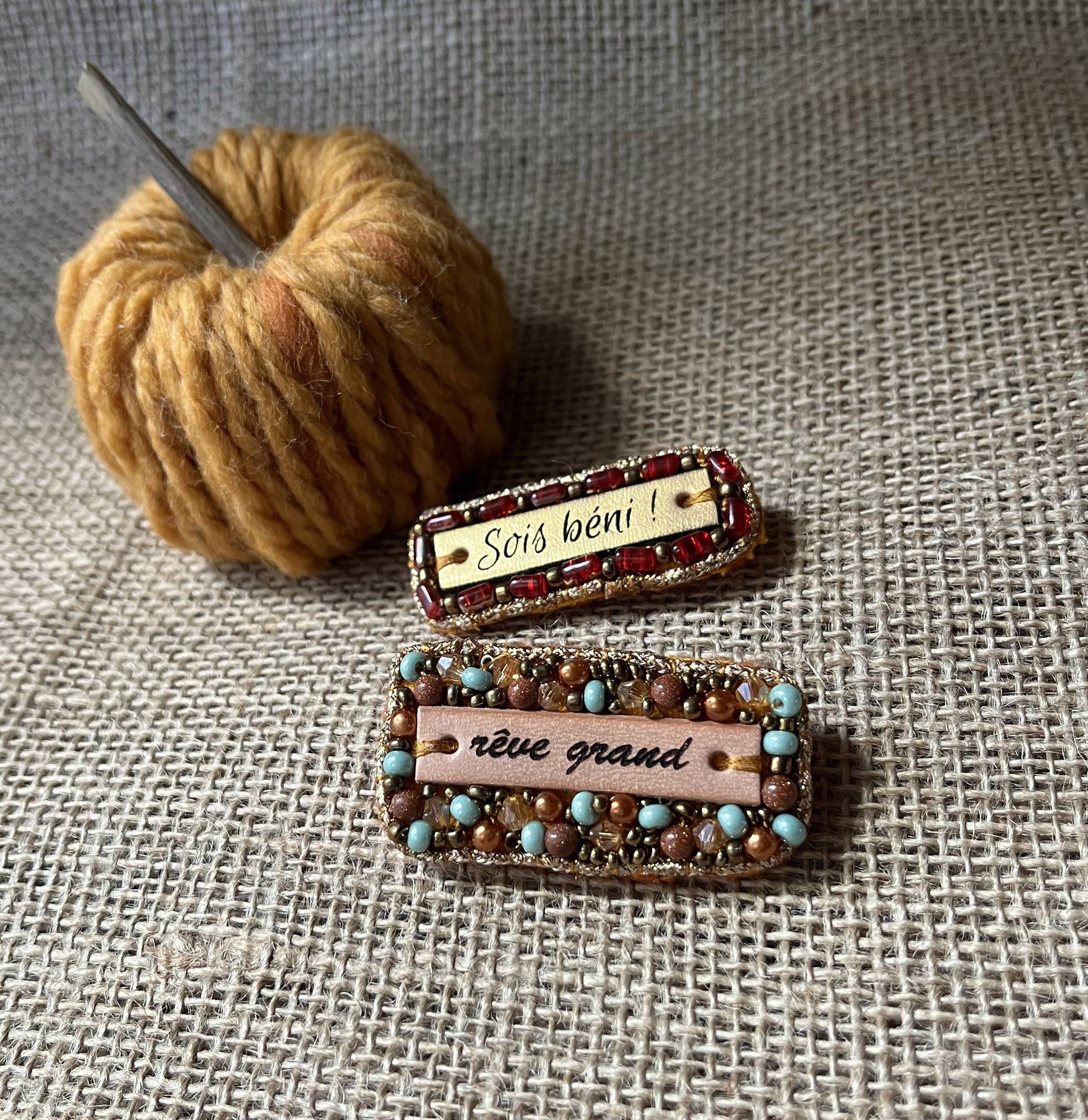 Broche en perles dor&eacute;es &agrave; message en cuir grav&eacute; "r&ecirc;ve grand"