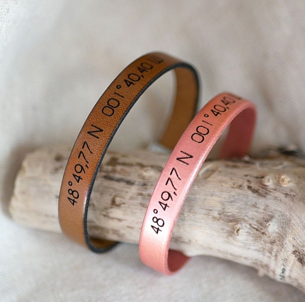 Indgraveret gave til et par: 2 l&aelig;derarmb&aring;nd med samme indgravering 